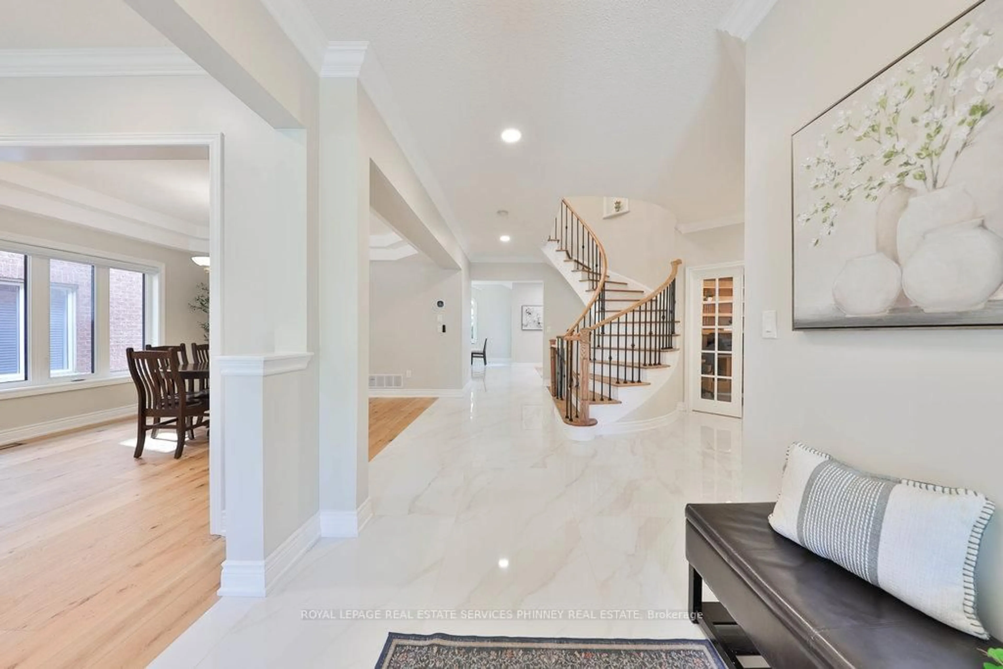 Indoor entryway for 1212 Grace Dr, Oakville Ontario L6H 6T5