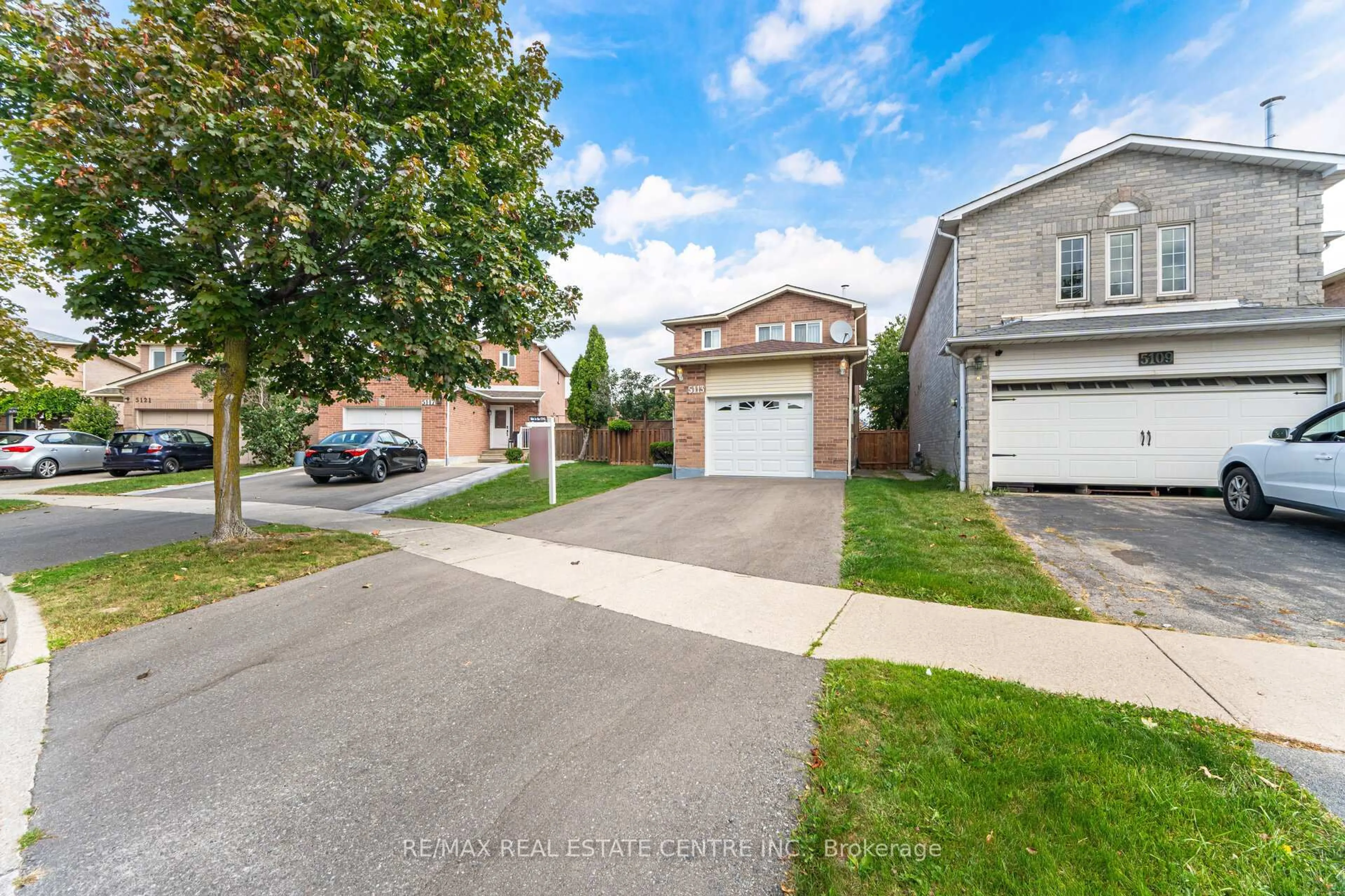 A pic from outside/outdoor area/front of a property/back of a property/a pic from drone, street for 5113 Palomar Cres, Mississauga Ontario L5R 2X5
