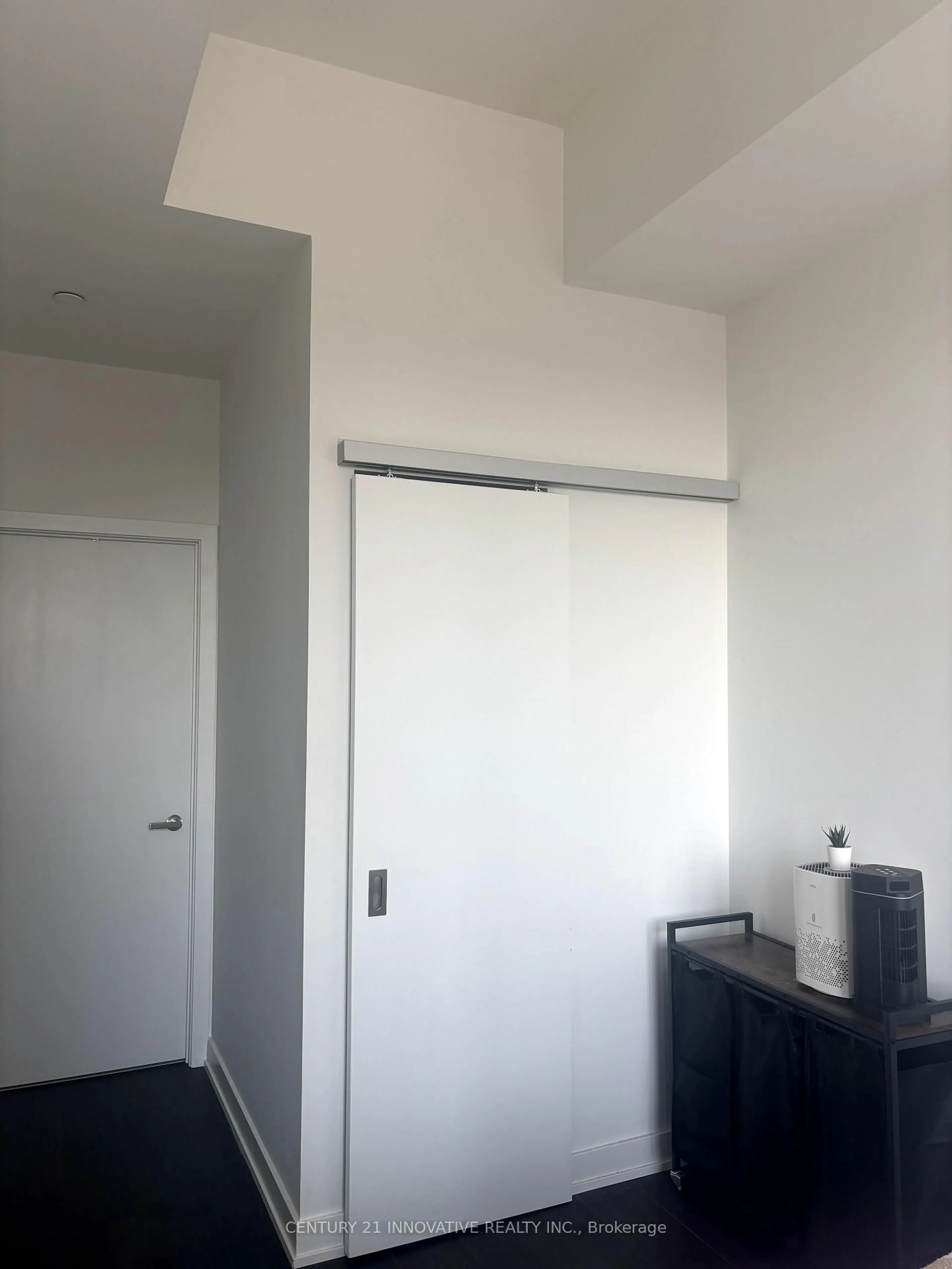 A pic of a room for 28 Ann St #813, Mississauga Ontario L5G 0E1