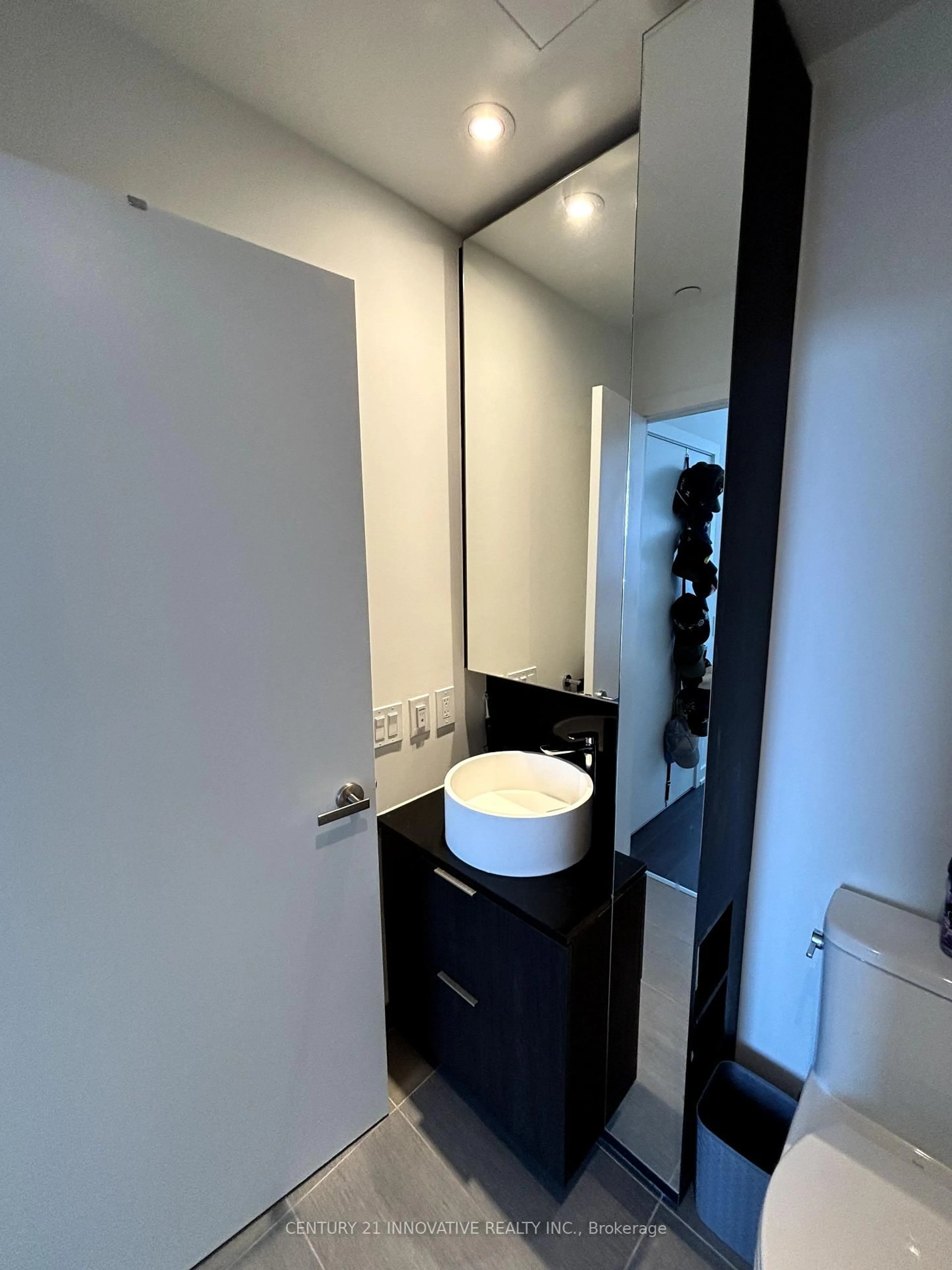 A pic of a room for 28 Ann St #813, Mississauga Ontario L5G 0E1