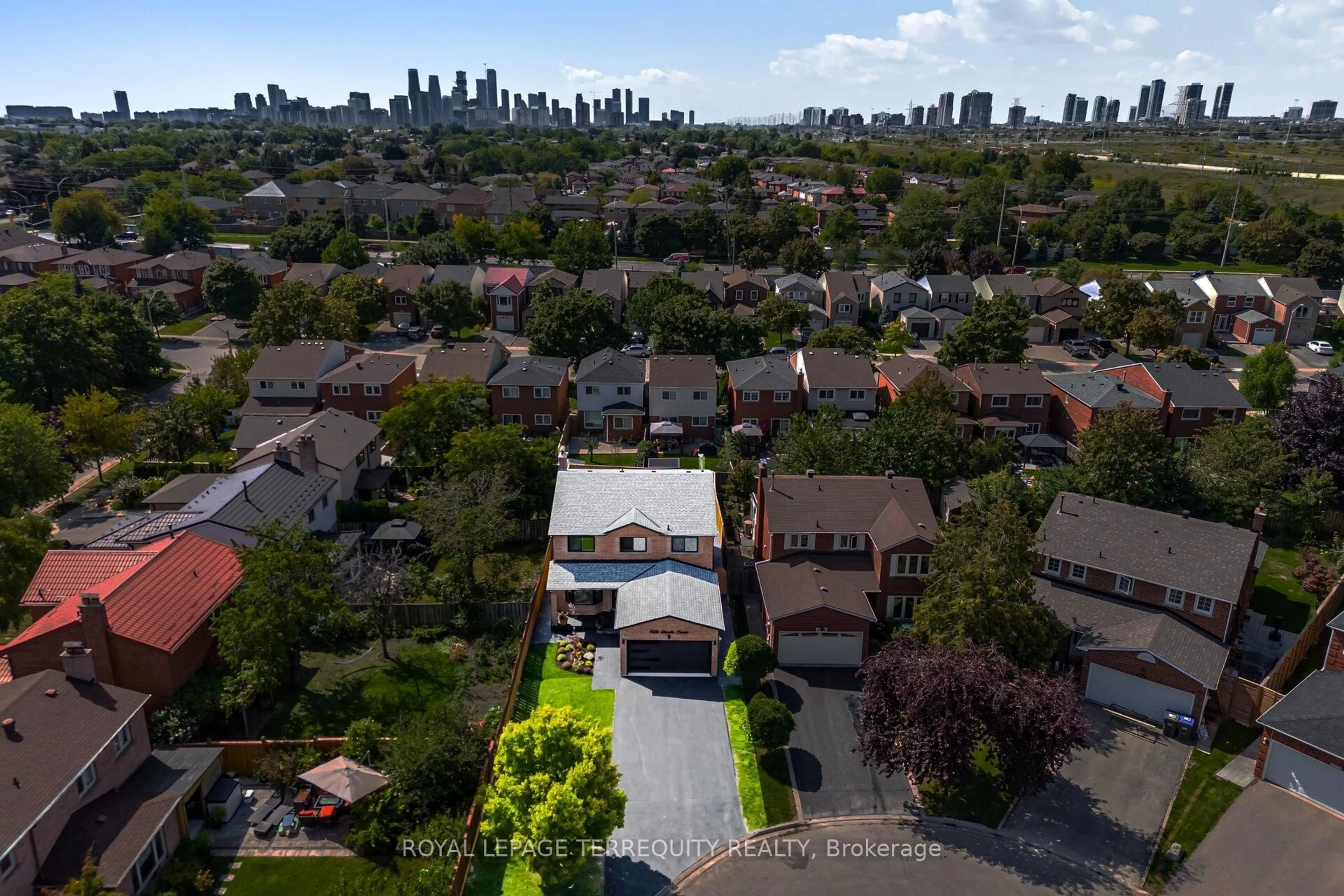 A pic from outside/outdoor area/front of a property/back of a property/a pic from drone, city buildings view from balcony for 4326 Sardis Crt, Mississauga Ontario L4W 4B3