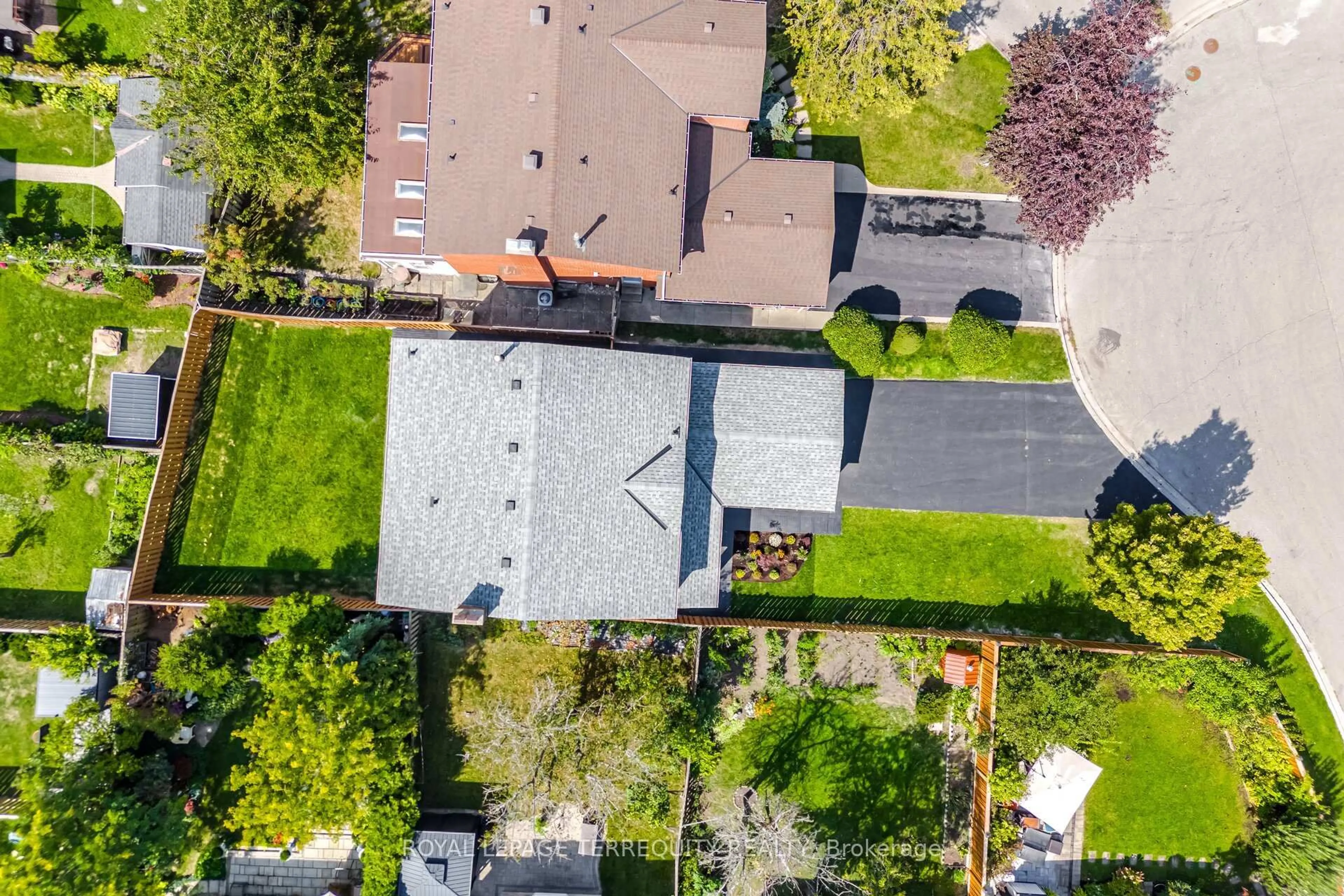 A pic from outside/outdoor area/front of a property/back of a property/a pic from drone, street for 4326 Sardis Crt, Mississauga Ontario L4W 4B3