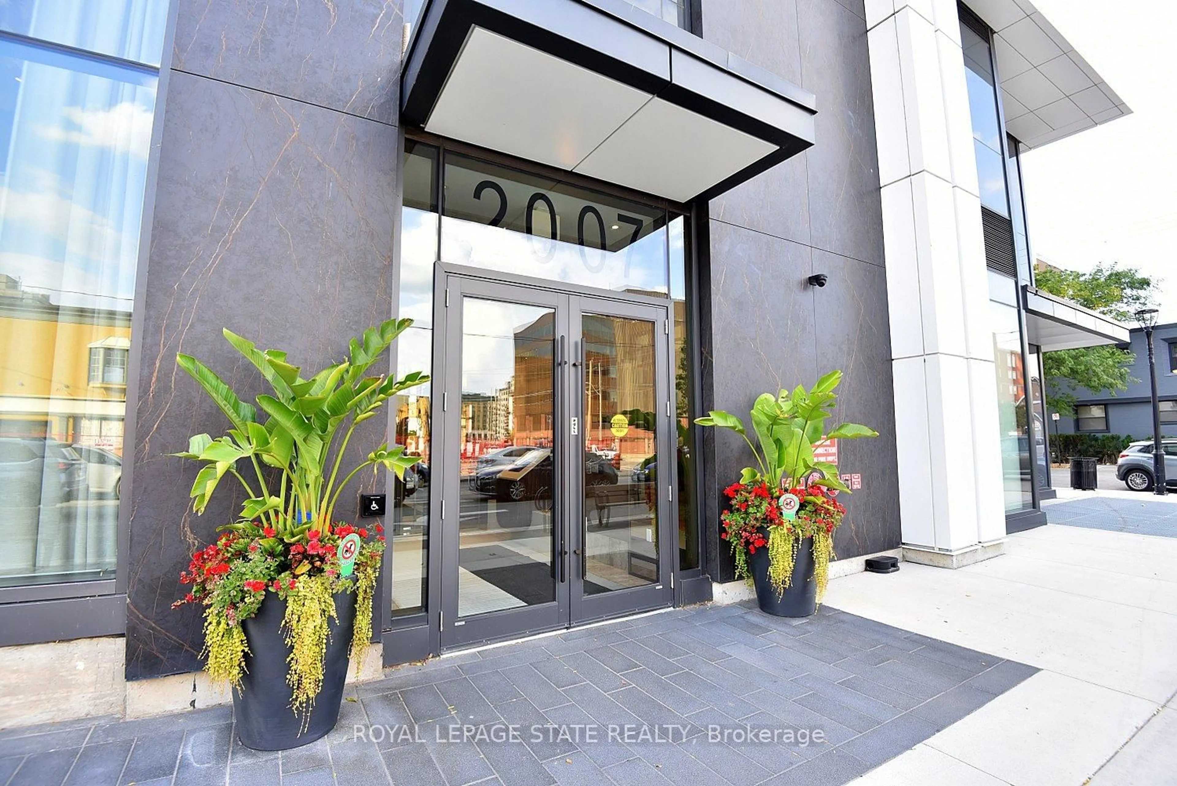 Indoor foyer for 2007 James St #1301, Burlington Ontario L7R 0G7