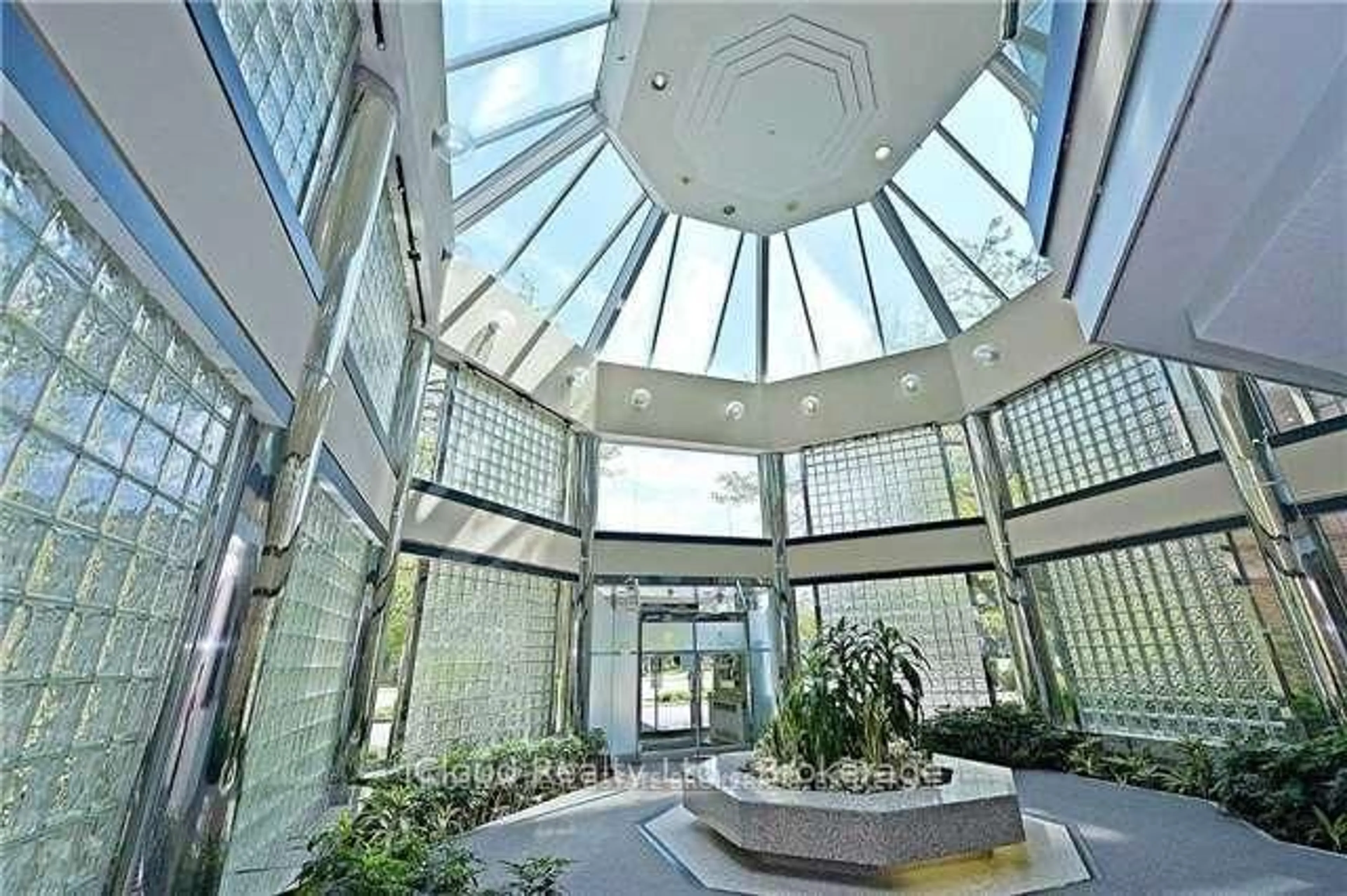 Indoor foyer for 325 Webb Dr #1907, Mississauga Ontario L5B 3Z9