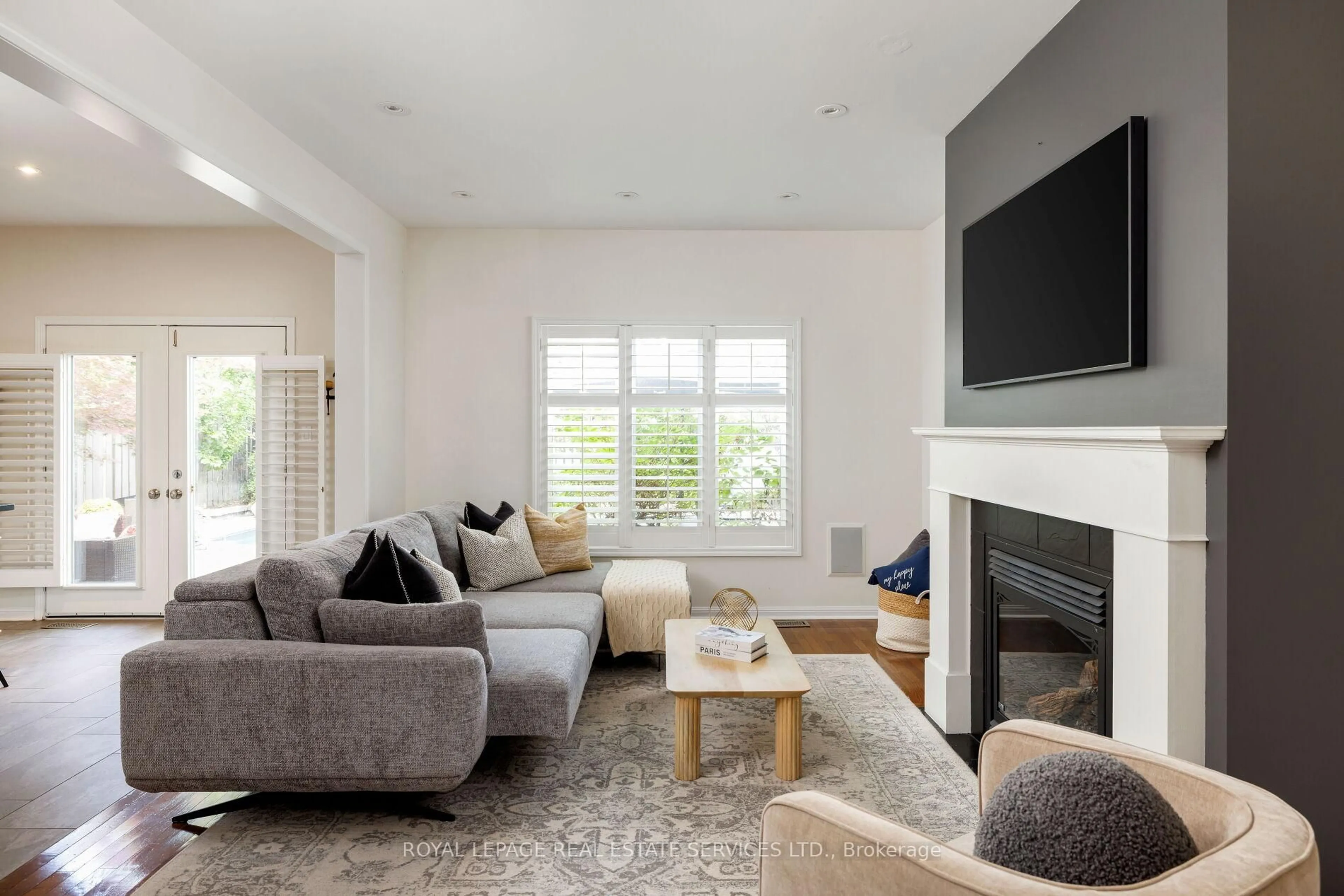 Living room with furniture, unknown for 2202 Brookhaven Cres, Oakville Ontario L6M 5B8