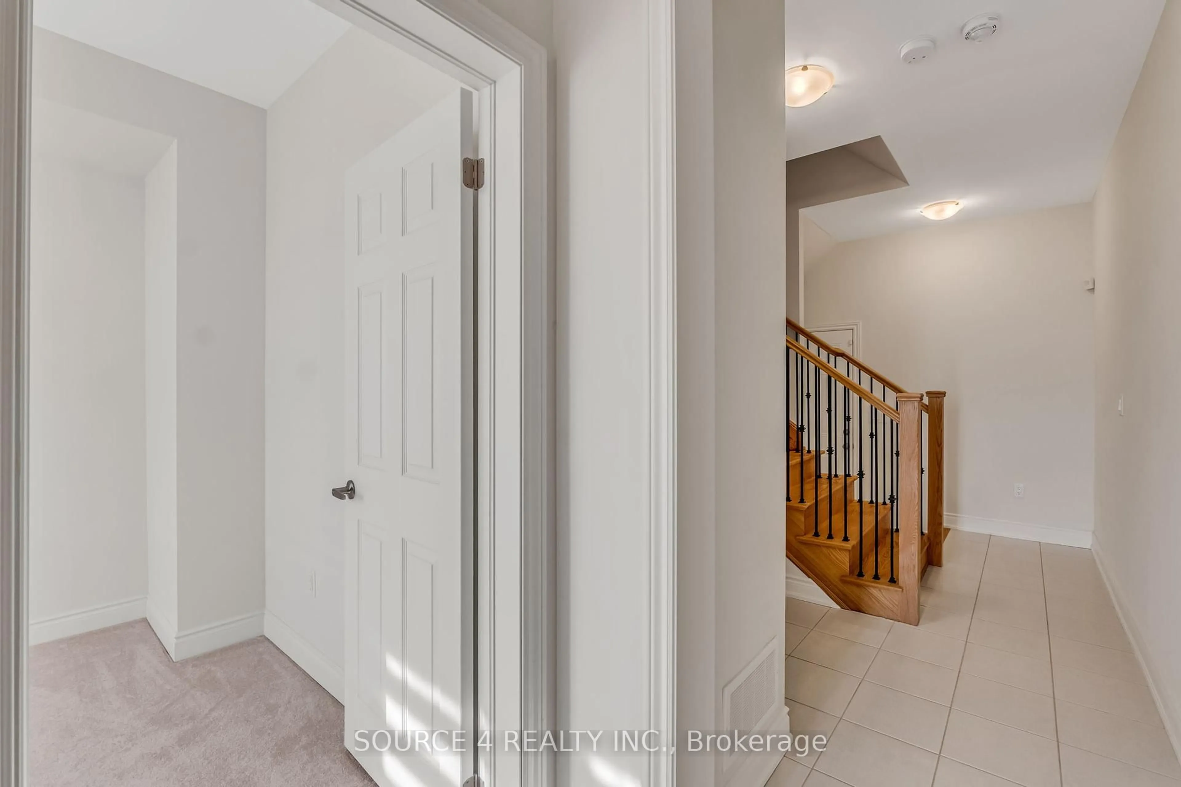 Indoor entryway for 3407 Sixth Line, Oakville Ontario L6H 7C5