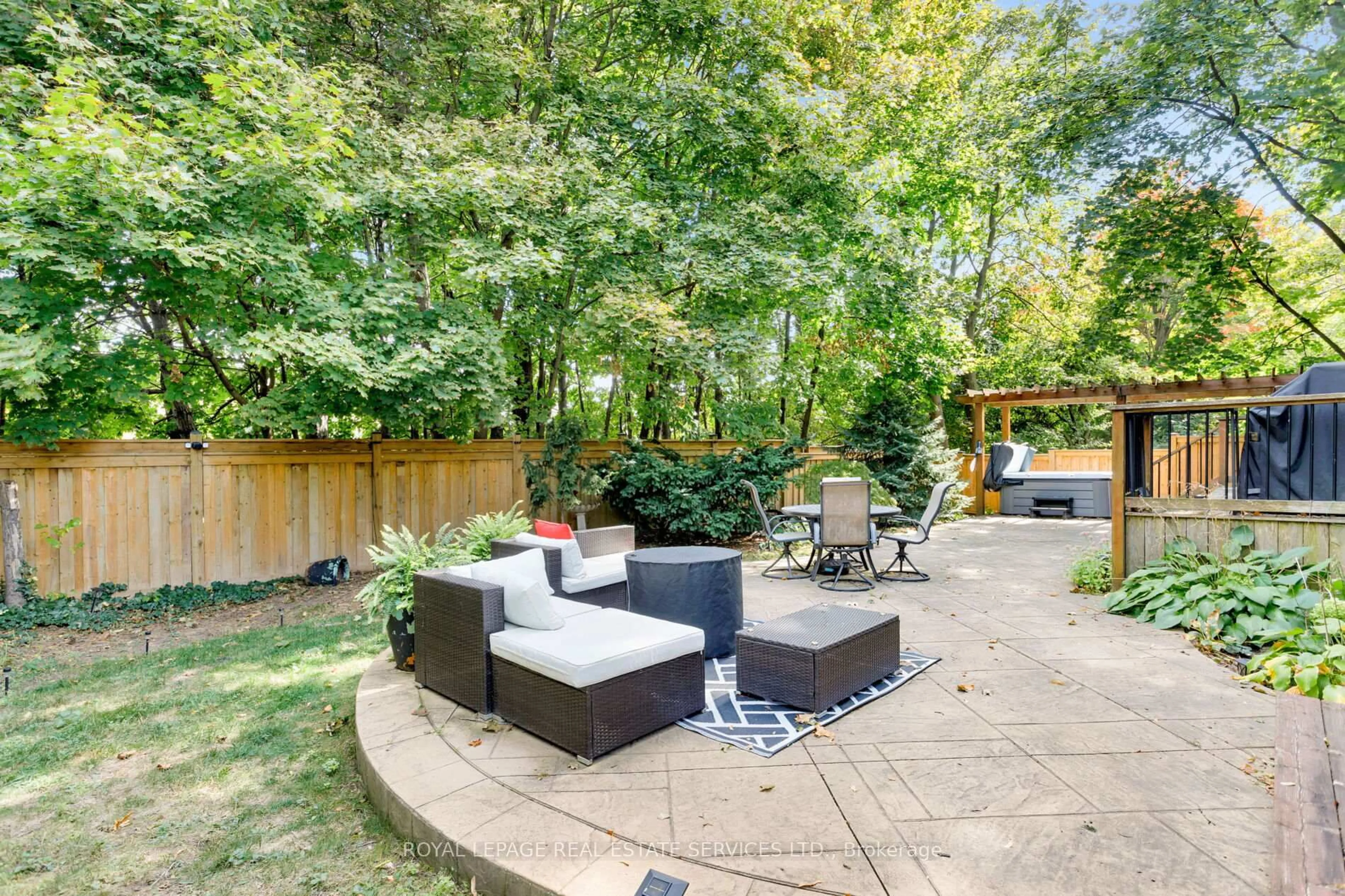Patio, unknown for 2430 Redfern Rd, Burlington Ontario L7R 1X9