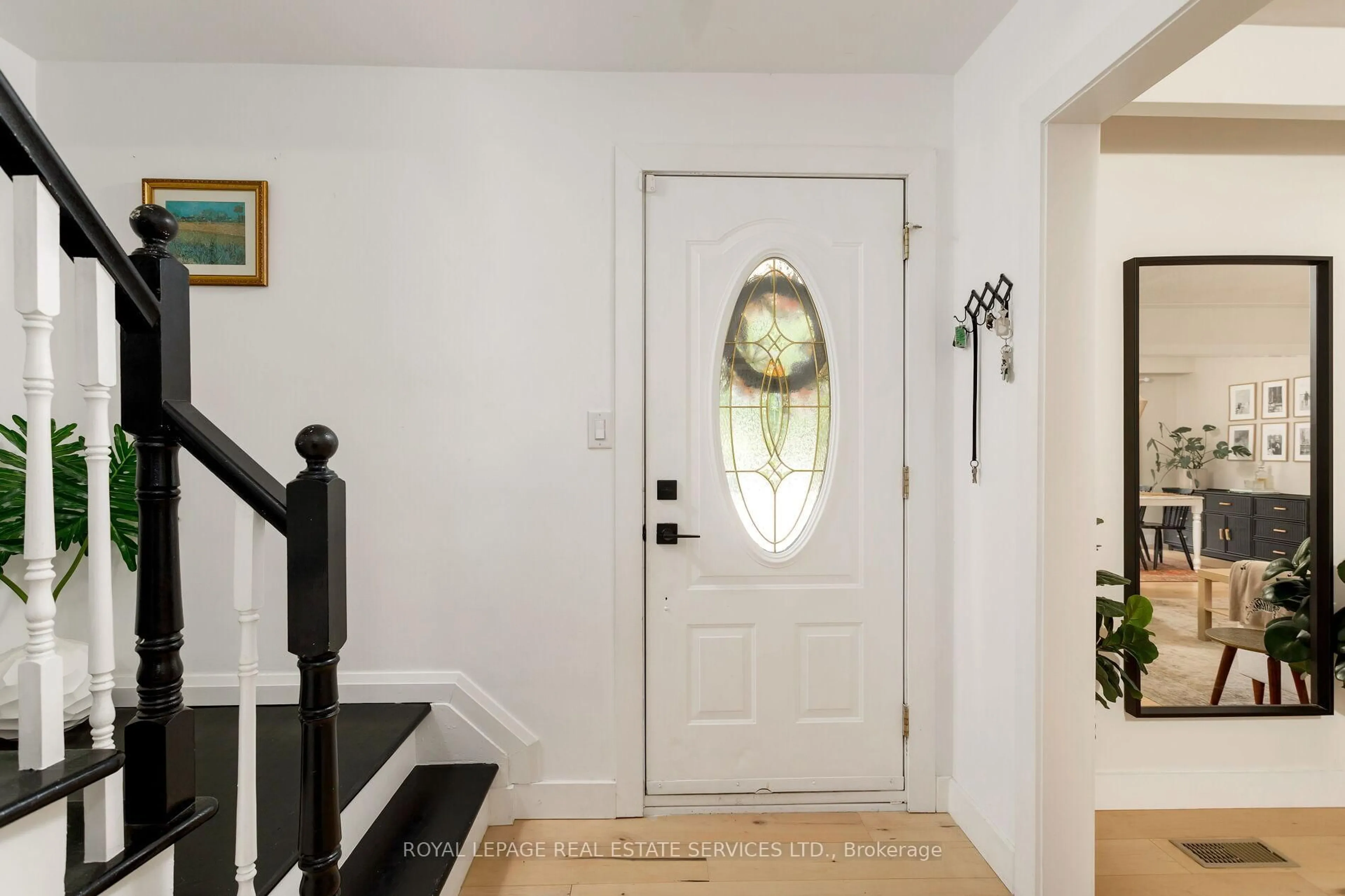 Indoor entryway for 2430 Redfern Rd, Burlington Ontario L7R 1X9