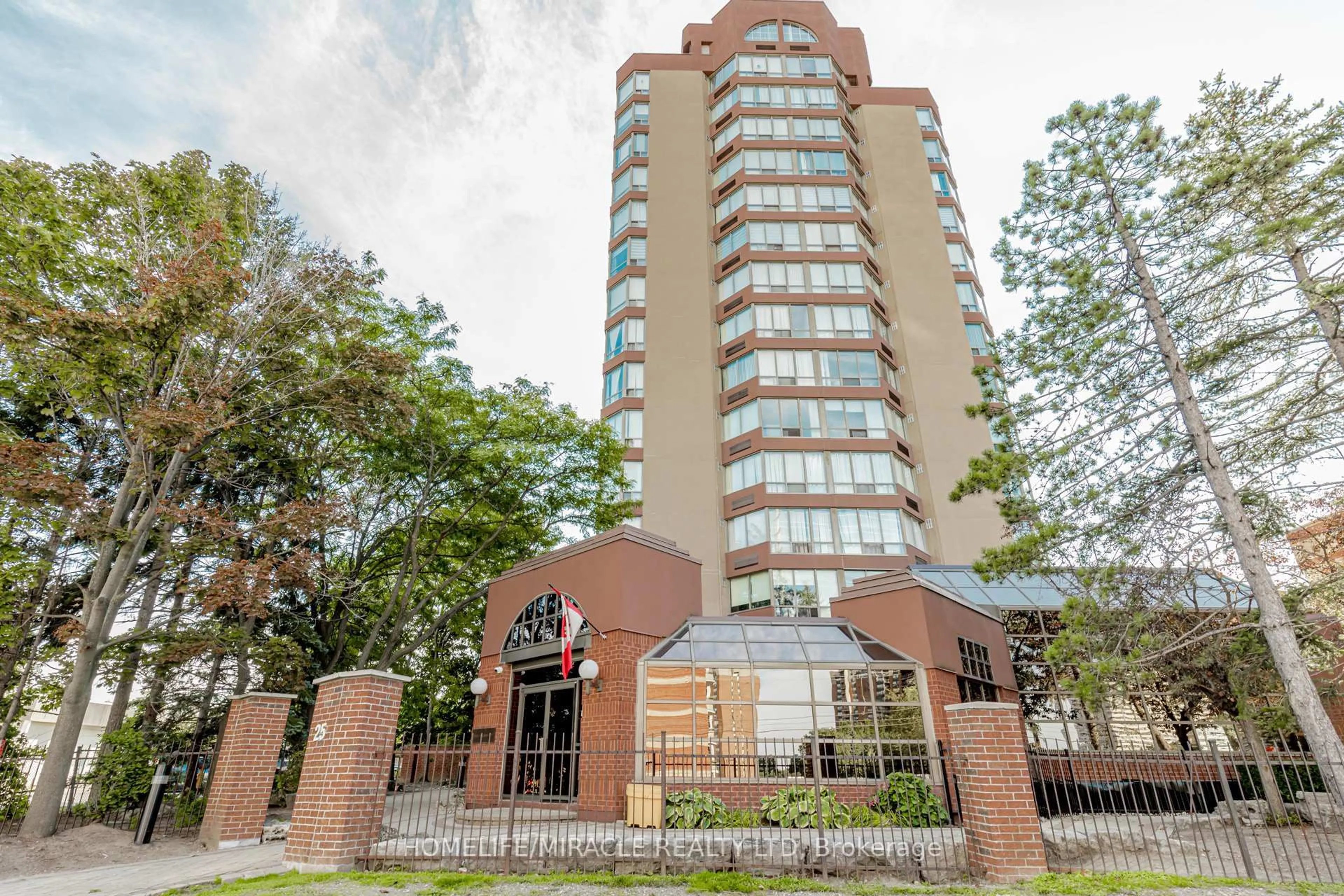 Indoor foyer for 25 Fairview Rd #208, Mississauga Ontario L5B 3Y8