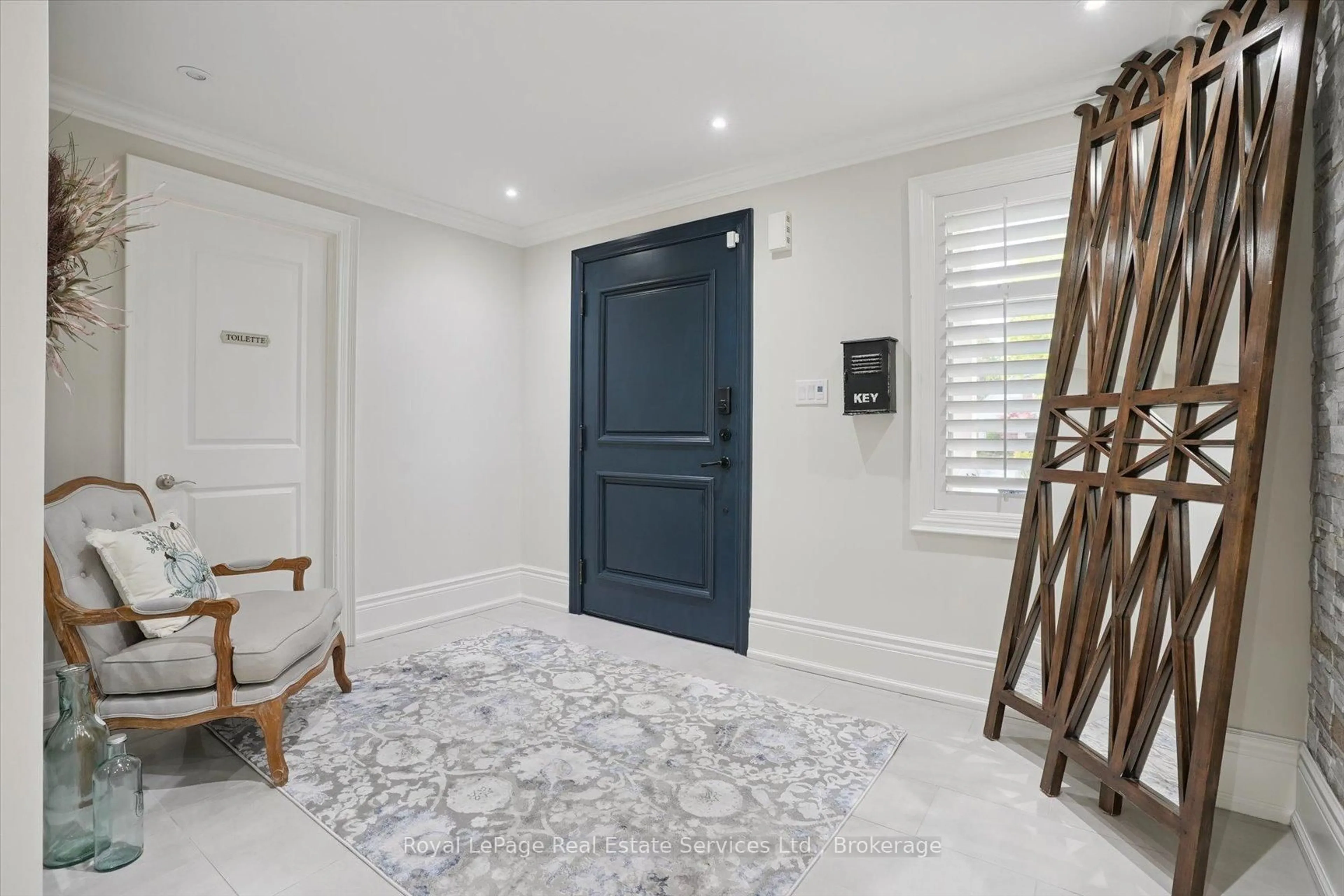 Indoor entryway for 2298 Belyea St, Oakville Ontario L6L 1N6