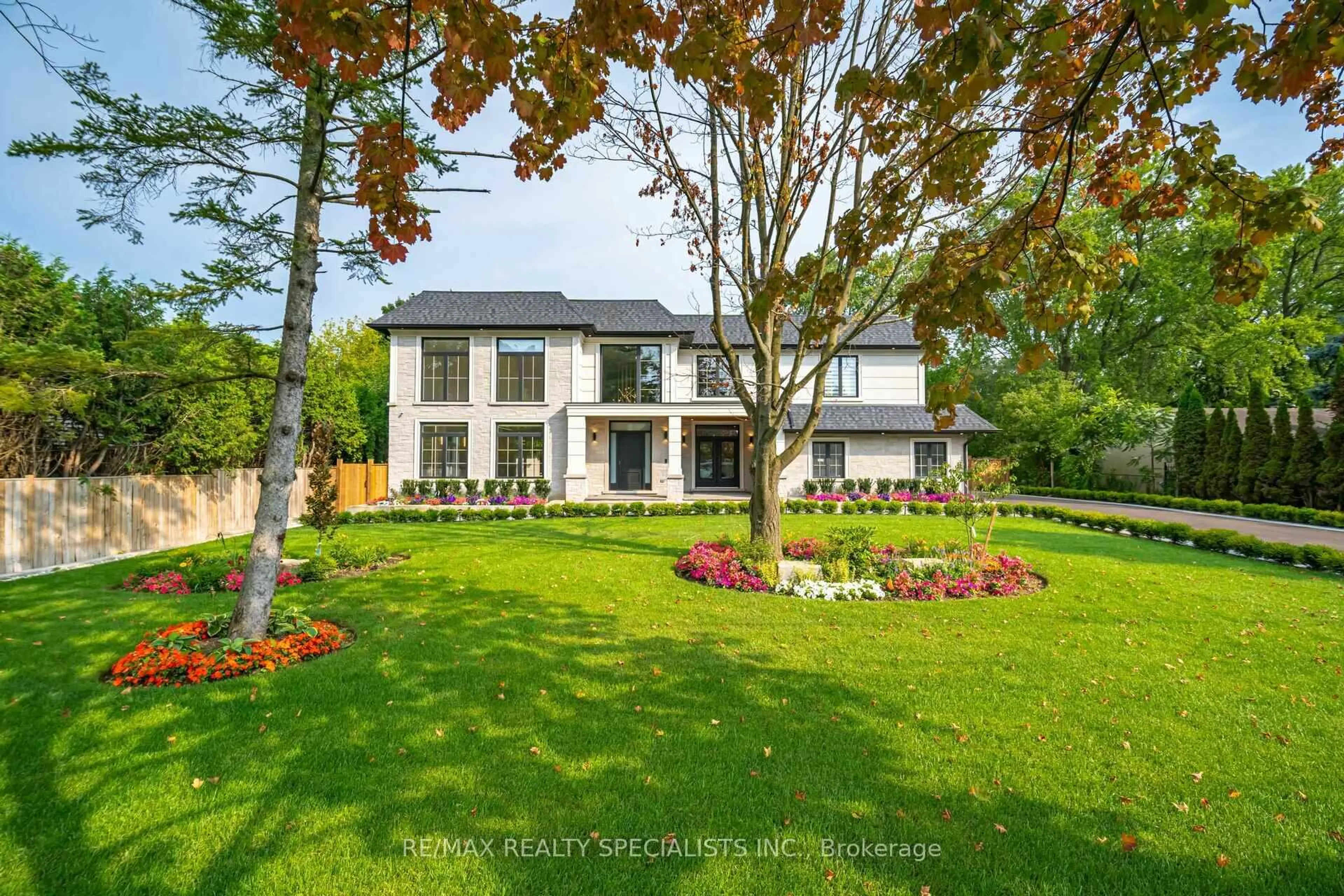 A pic from outside/outdoor area/front of a property/back of a property/a pic from drone, unknown for 2014 Lakeshore Rd, Oakville Ontario L6L 1G7