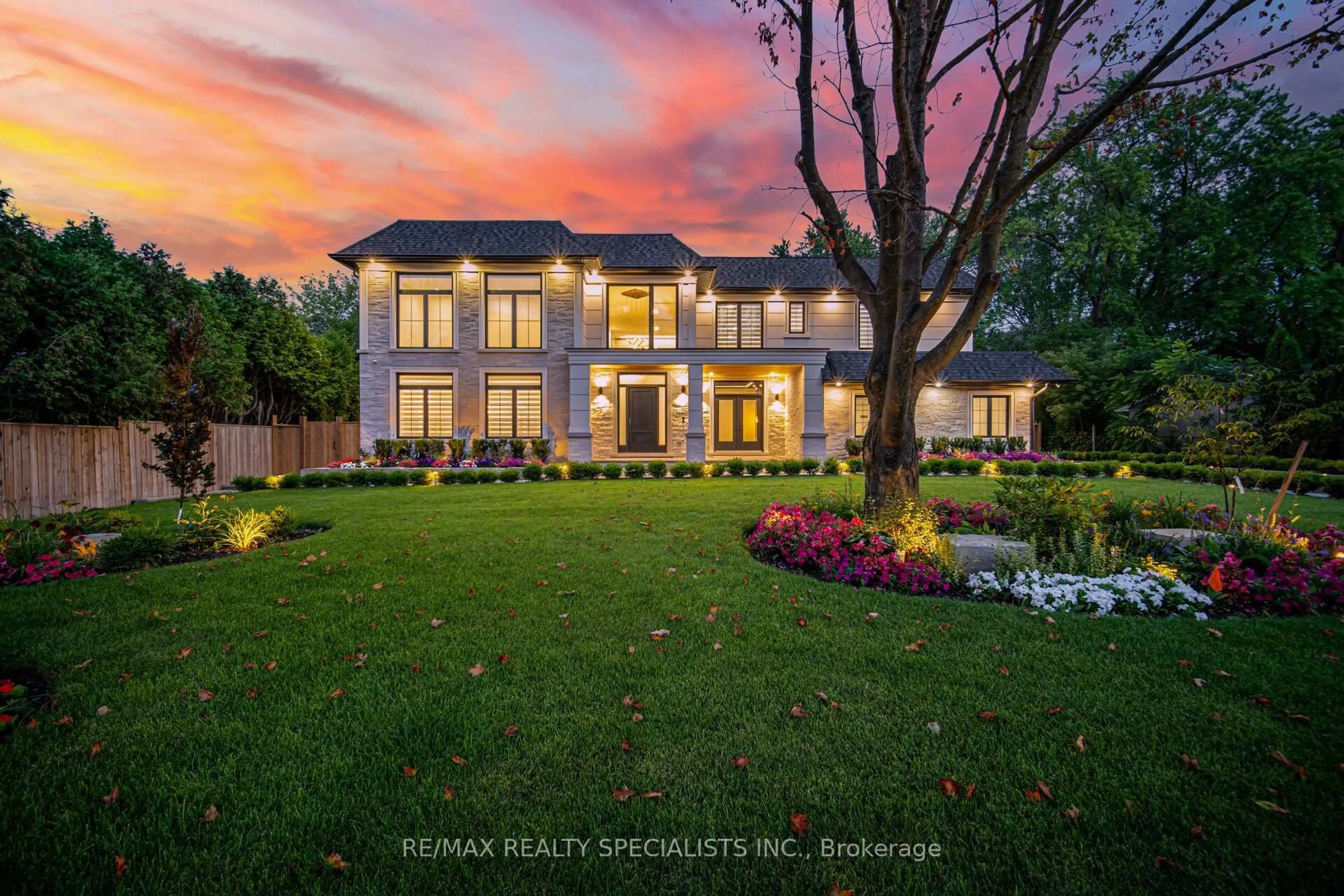 A pic from outside/outdoor area/front of a property/back of a property/a pic from drone, unknown for 2014 Lakeshore Rd, Oakville Ontario L6L 1G7