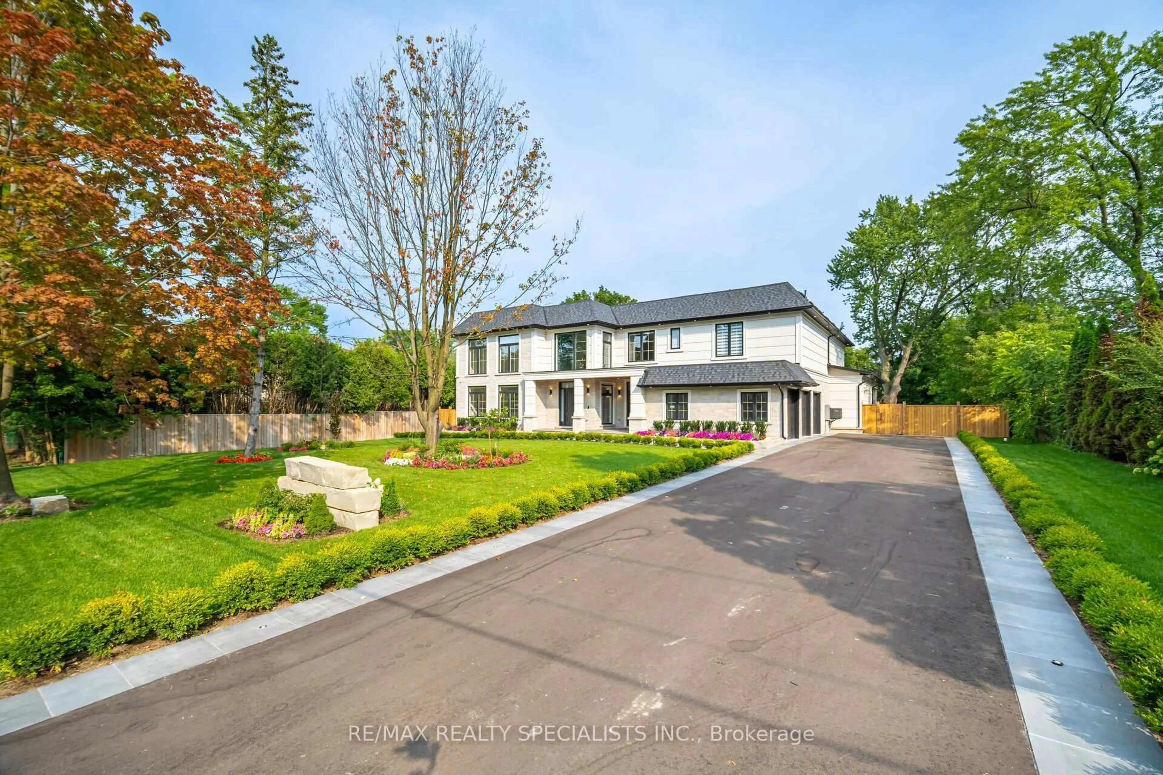 A pic from outside/outdoor area/front of a property/back of a property/a pic from drone, street for 2014 Lakeshore Rd, Oakville Ontario L6L 1G7