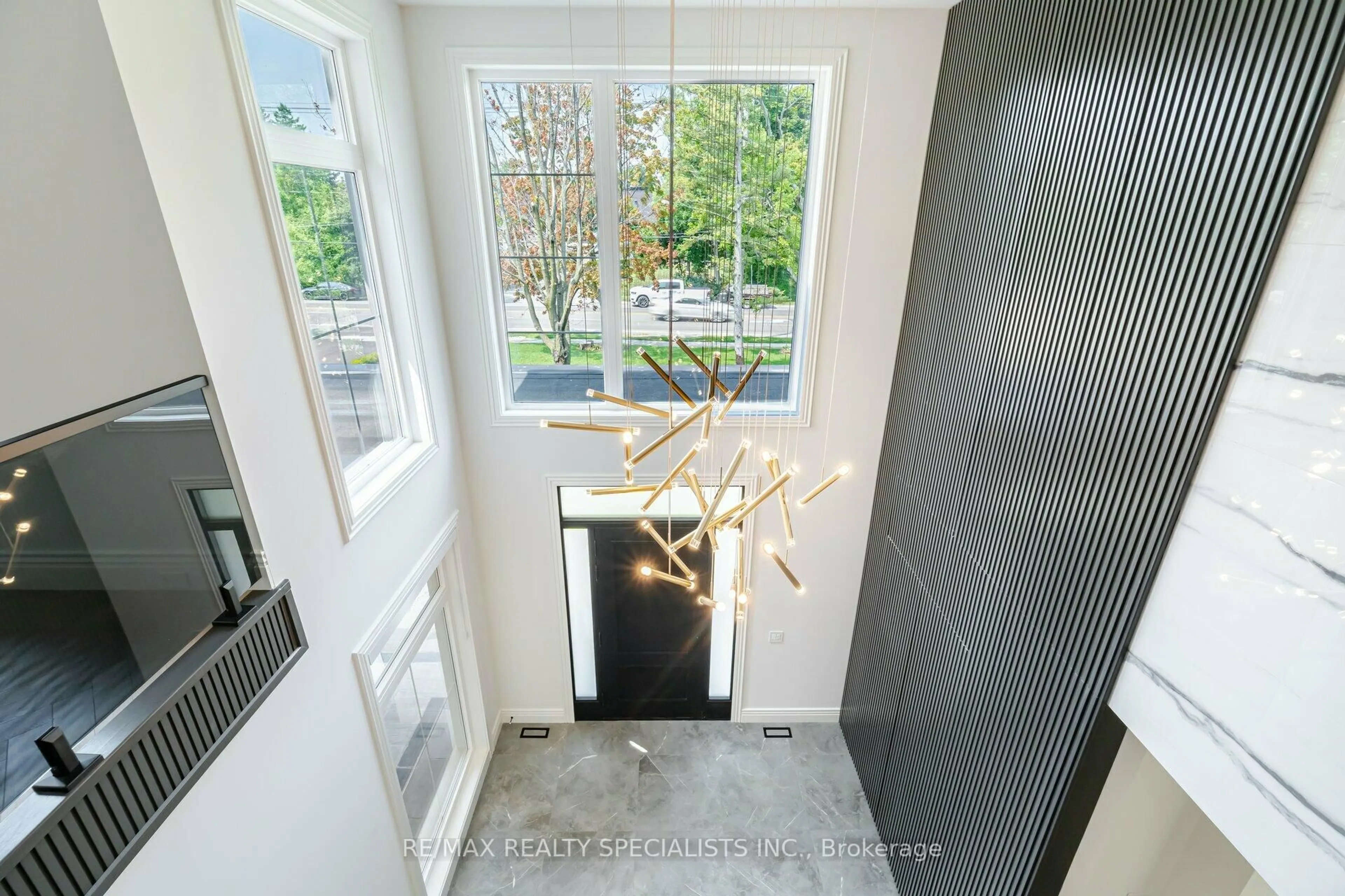 Indoor entryway for 2014 Lakeshore Rd, Oakville Ontario L6L 1G7