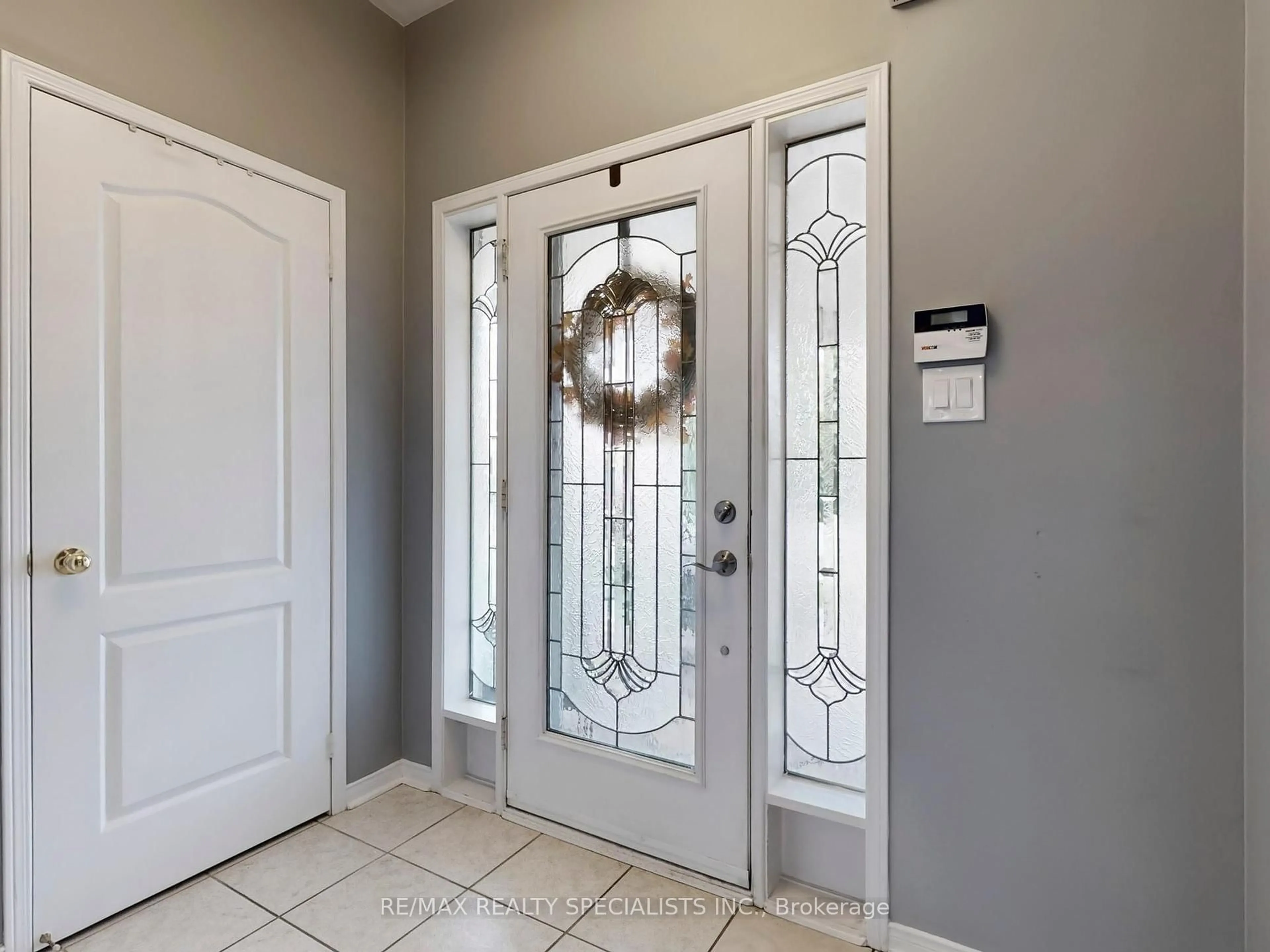 Indoor entryway for 1166 Costigan Rd, Milton Ontario L9T 6N8