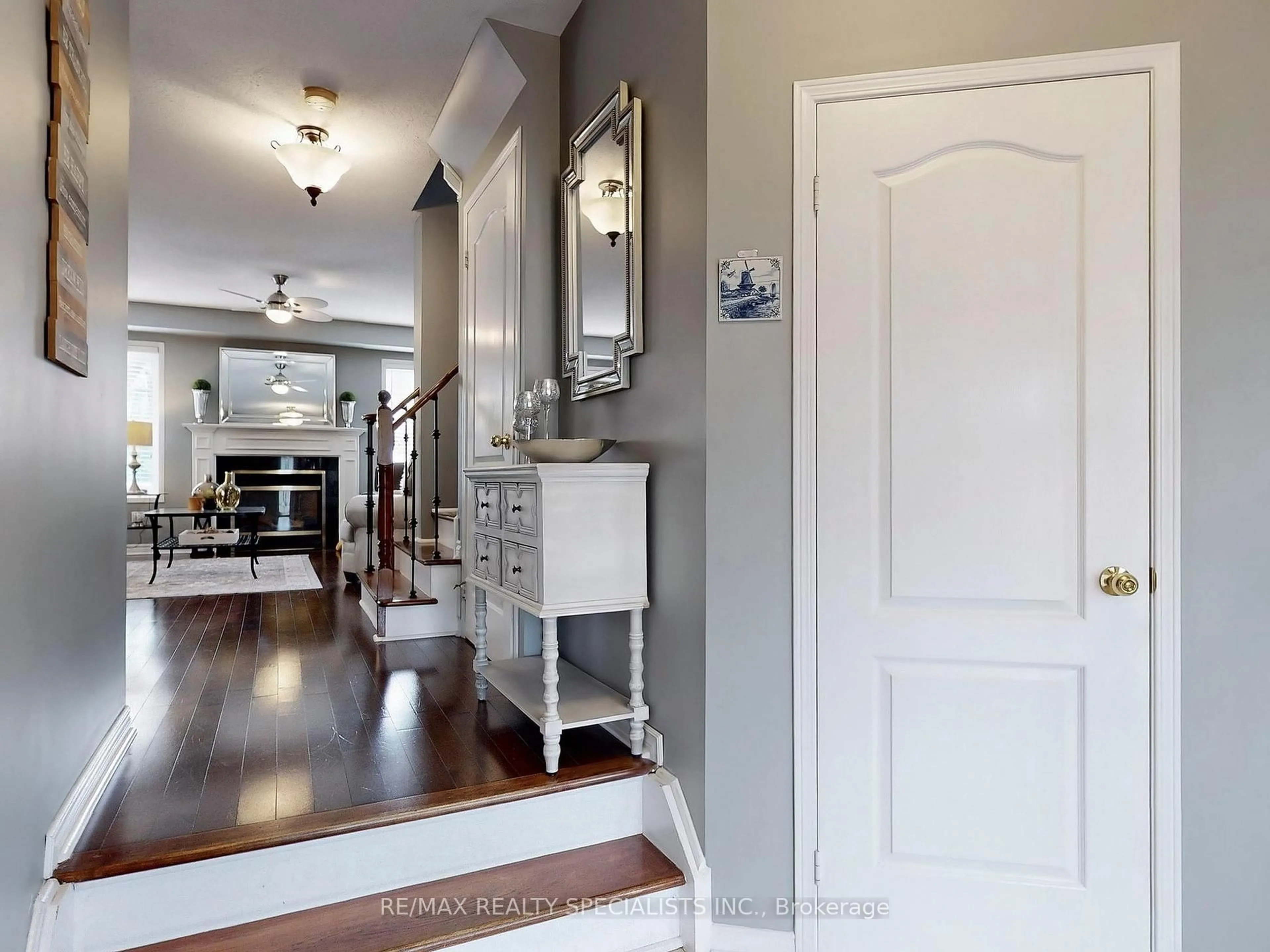 Indoor entryway for 1166 Costigan Rd, Milton Ontario L9T 6N8