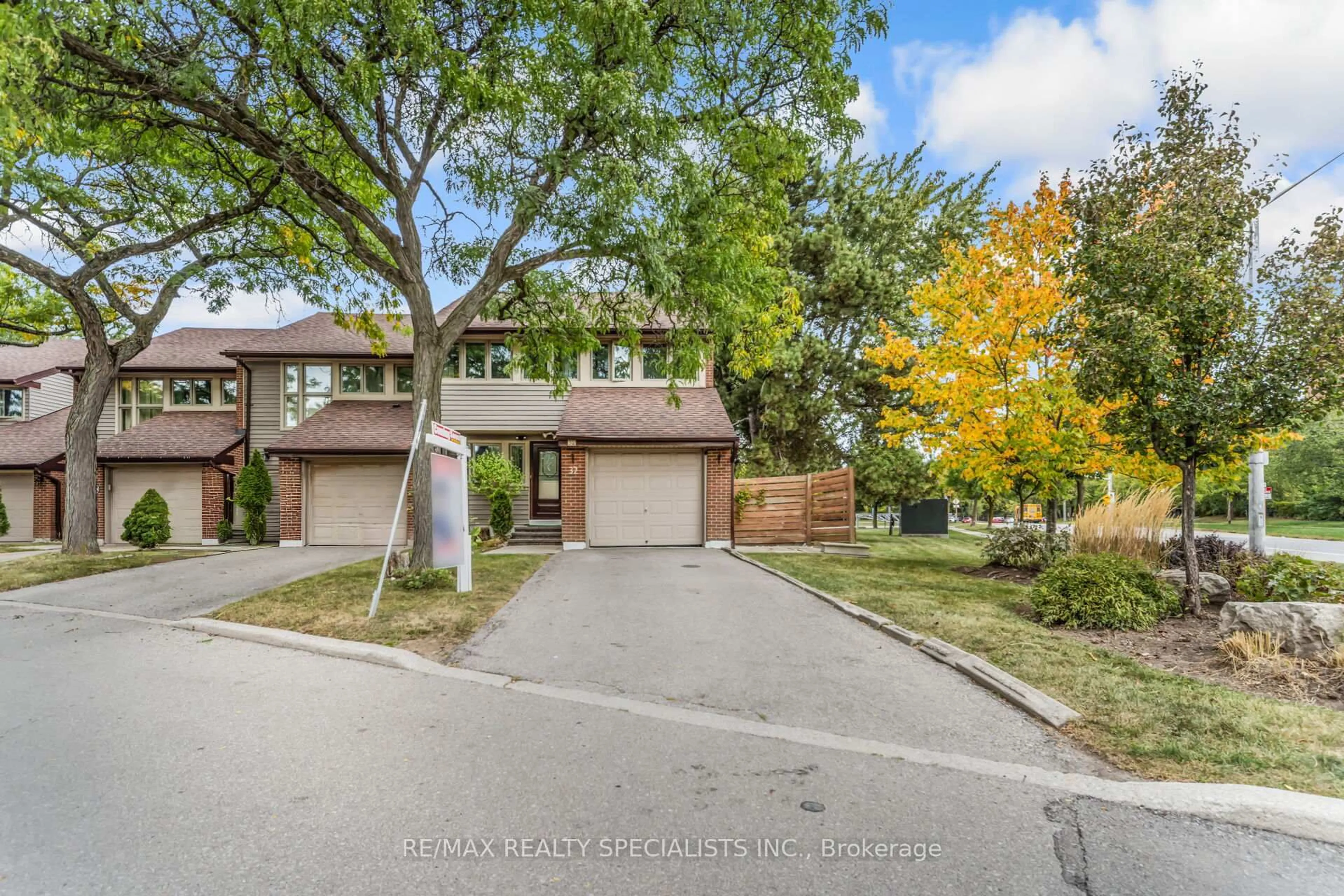 A pic from outside/outdoor area/front of a property/back of a property/a pic from drone, street for 2881 Windwood Dr #32, Mississauga Ontario L5N 2K9