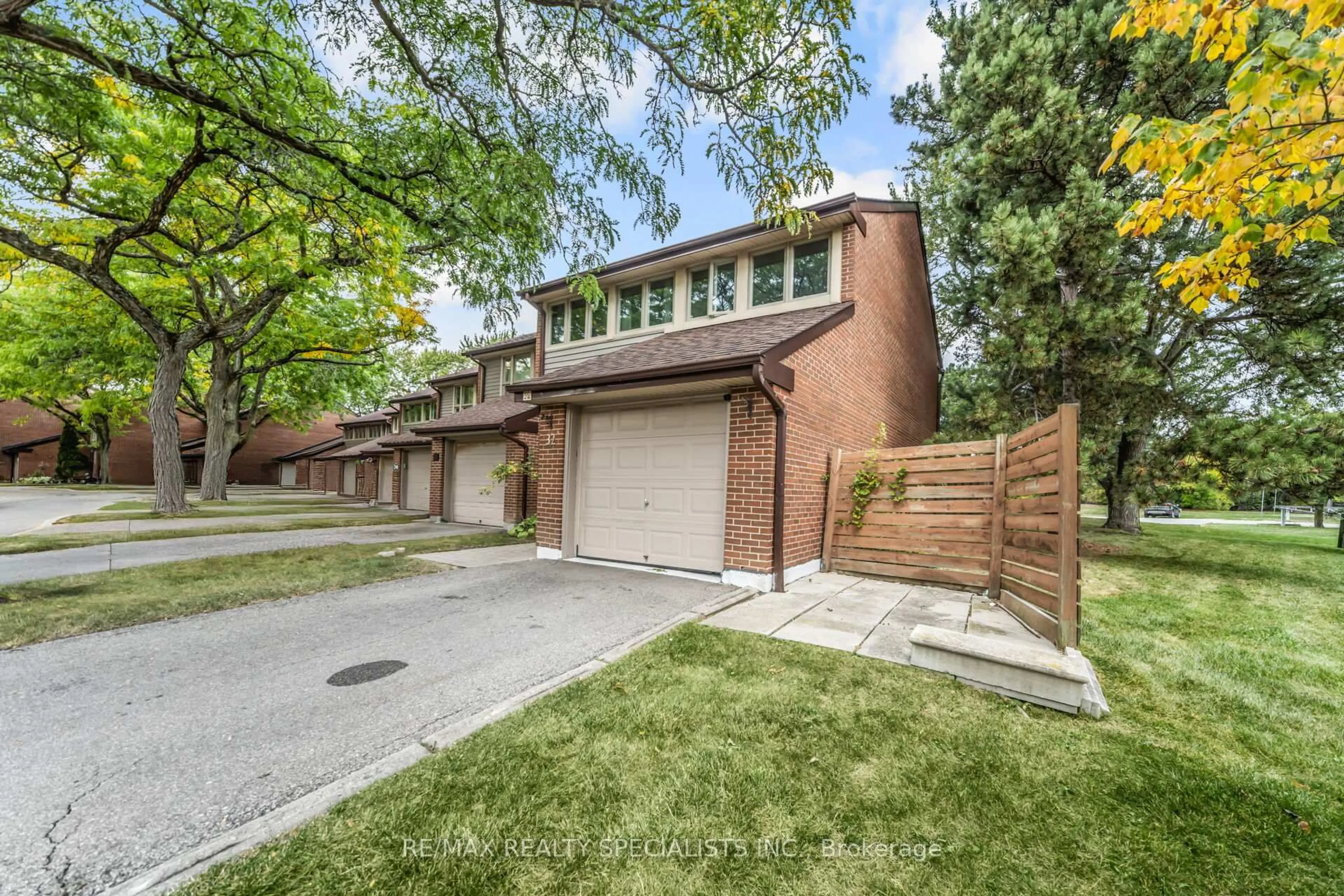 Home with brick exterior material, street for 2881 Windwood Dr #32, Mississauga Ontario L5N 2K9
