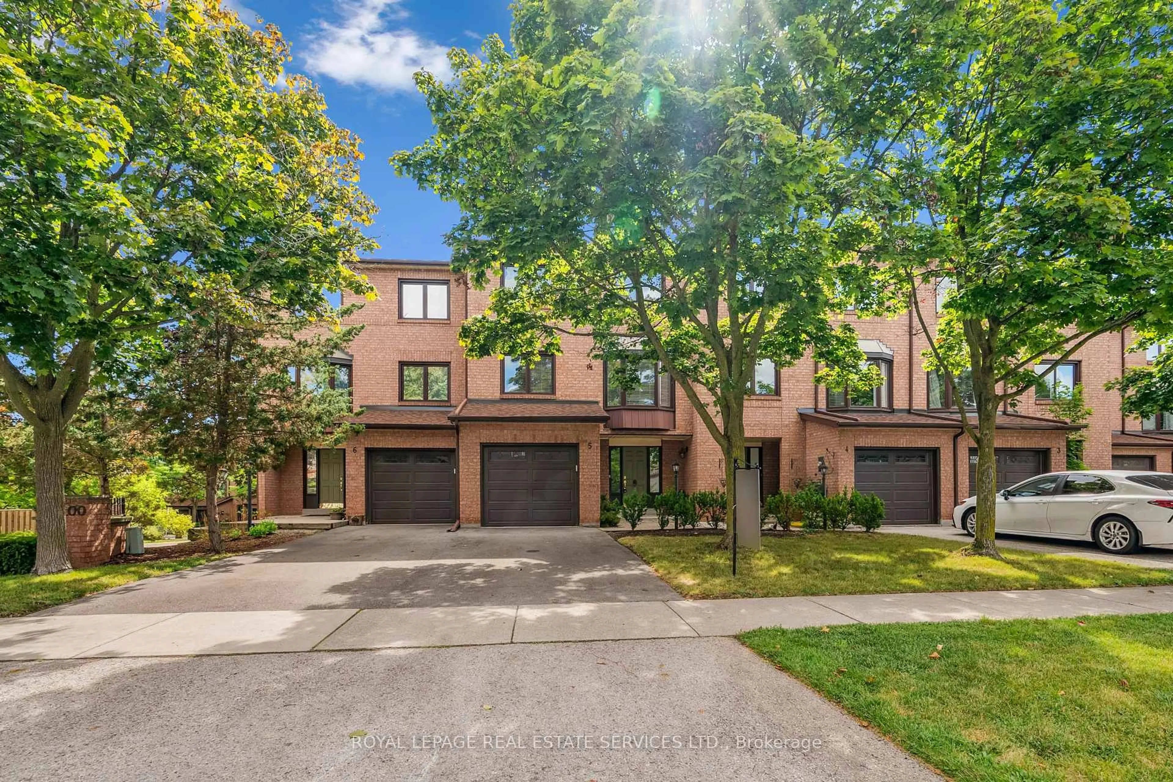 A pic from outside/outdoor area/front of a property/back of a property/a pic from drone, street for 1100 Queens Ave #5, Oakville Ontario L6H 2B5