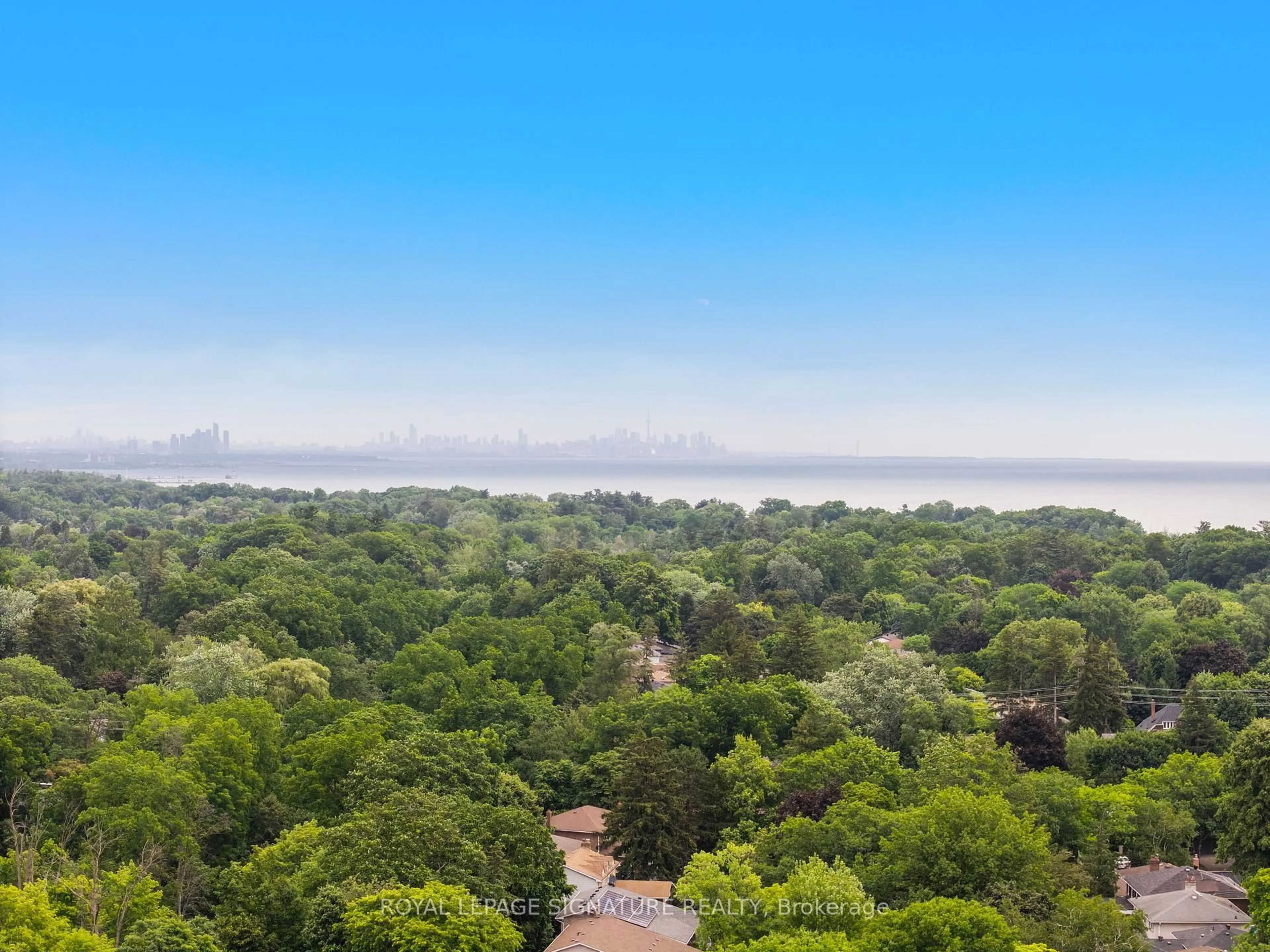A pic from outside/outdoor area/front of a property/back of a property/a pic from drone, forest/trees view for 1908 Bonnymede Dr, Mississauga Ontario L5J 1E1