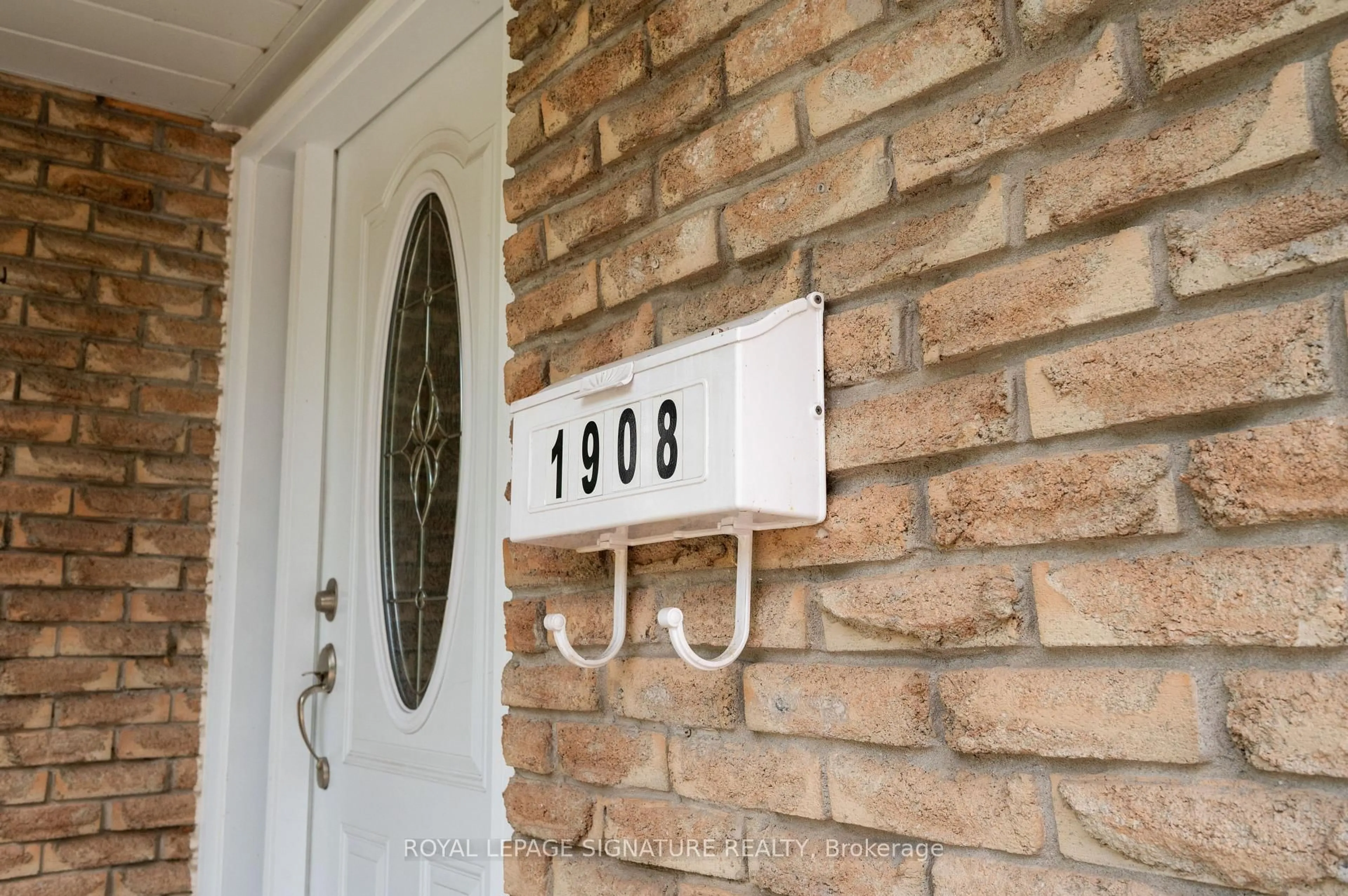 Indoor entryway for 1908 Bonnymede Dr, Mississauga Ontario L5J 1E1