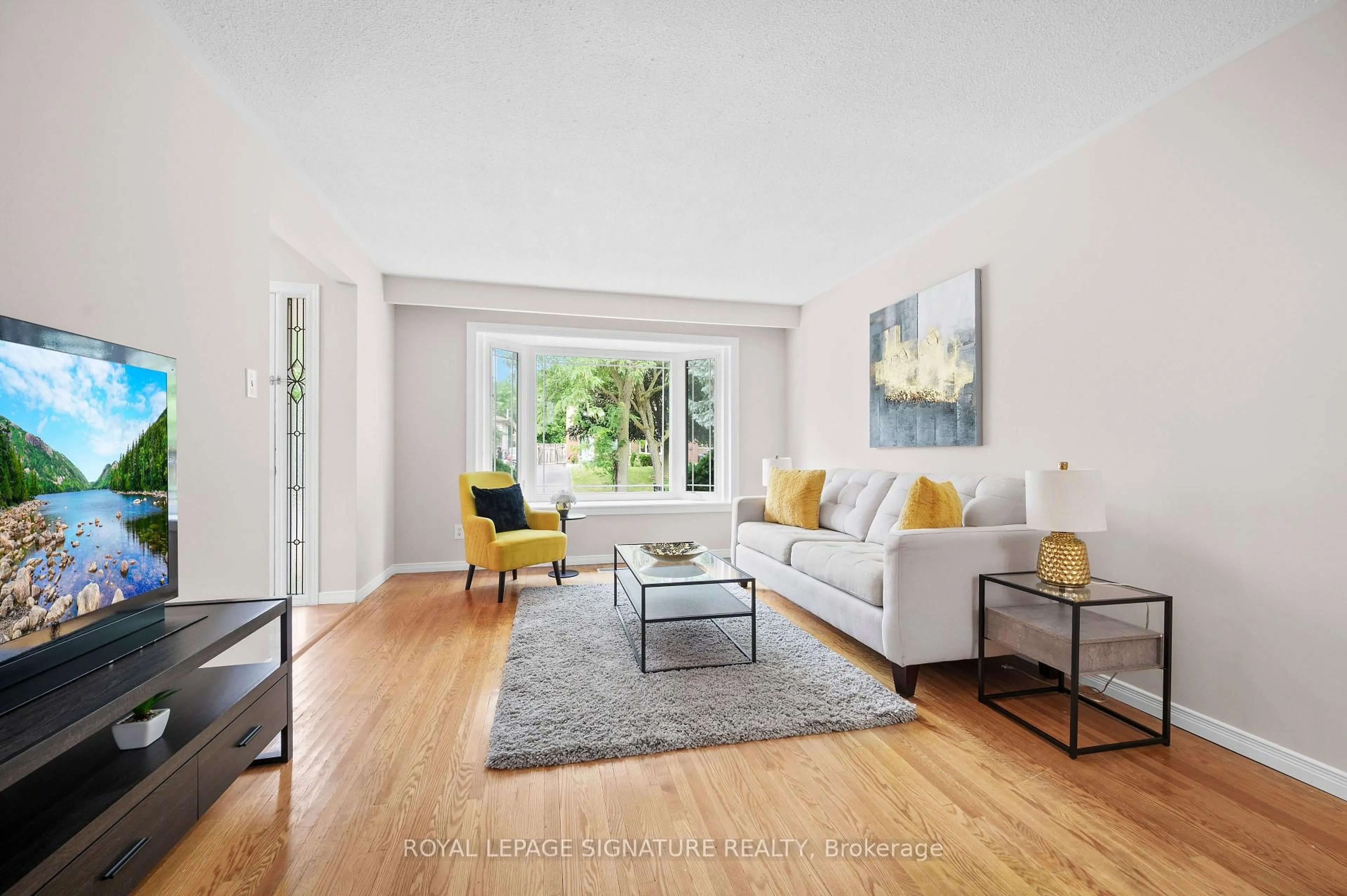 Living room with furniture, unknown for 1908 Bonnymede Dr, Mississauga Ontario L5J 1E1