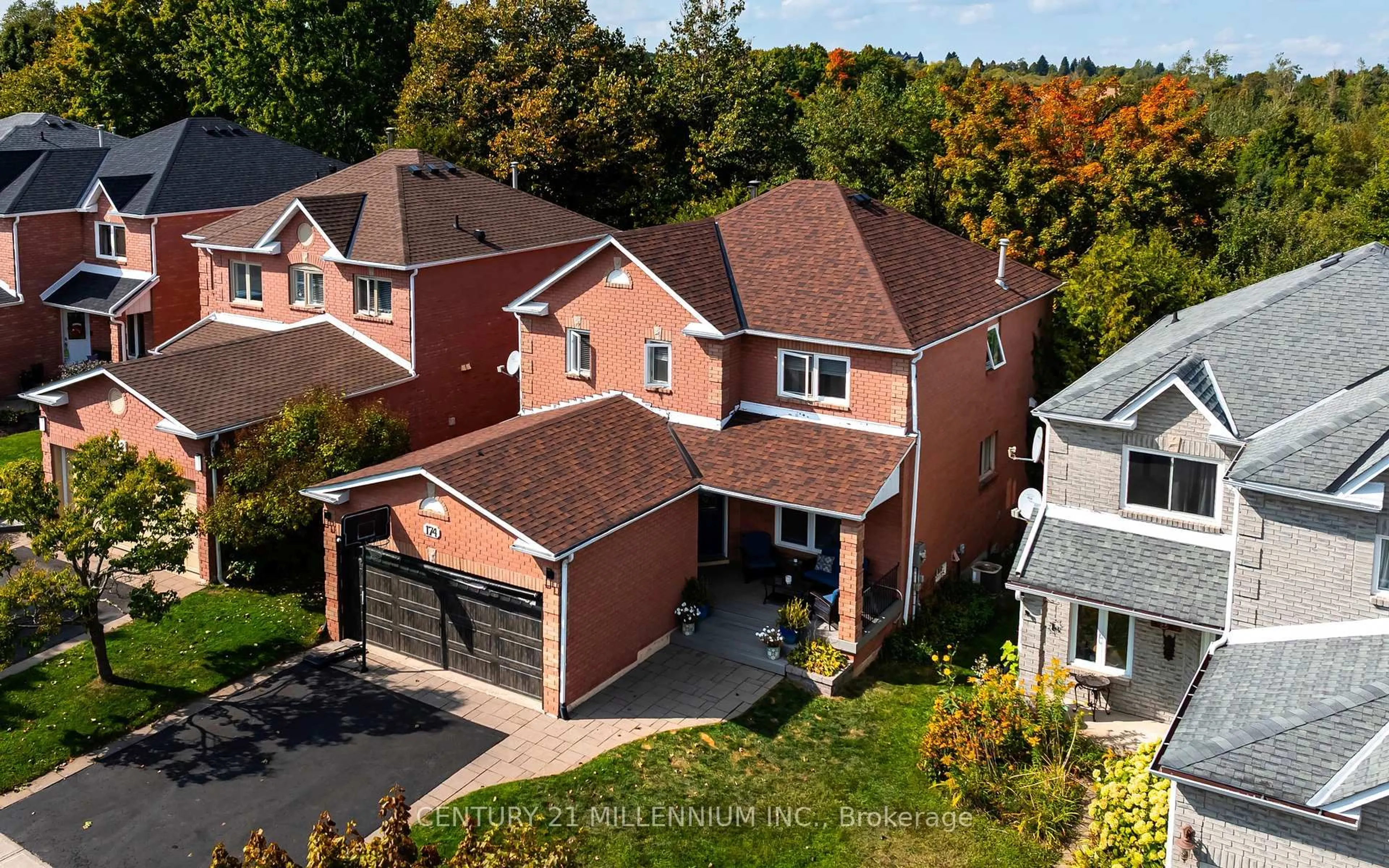 A pic from outside/outdoor area/front of a property/back of a property/a pic from drone, street for 174 Lisa Marie Dr, Orangeville Ontario L9W 4P7