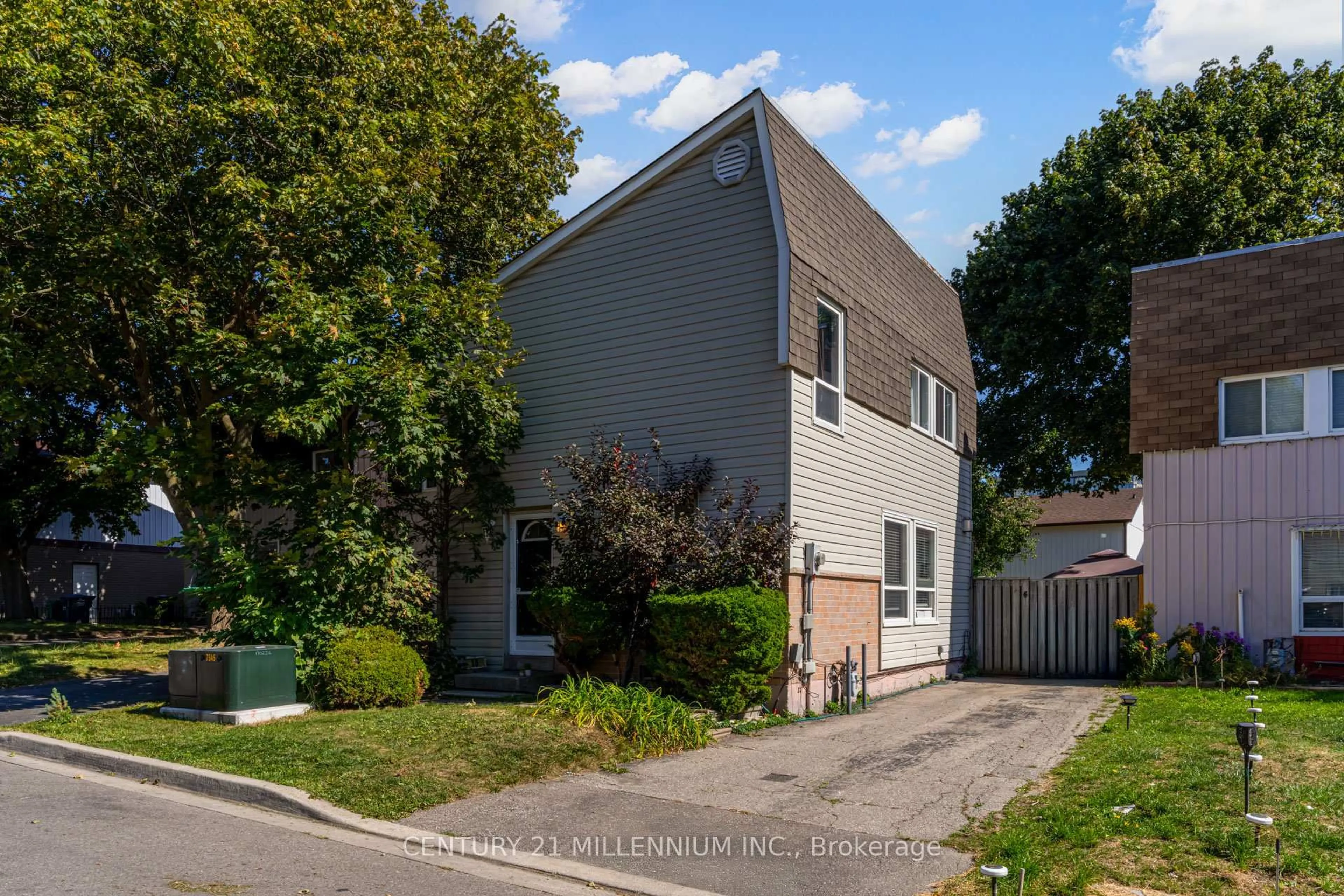 A pic from outside/outdoor area/front of a property/back of a property/a pic from drone, street for 15 Hasting Sq, Brampton Ontario L6S 2N8