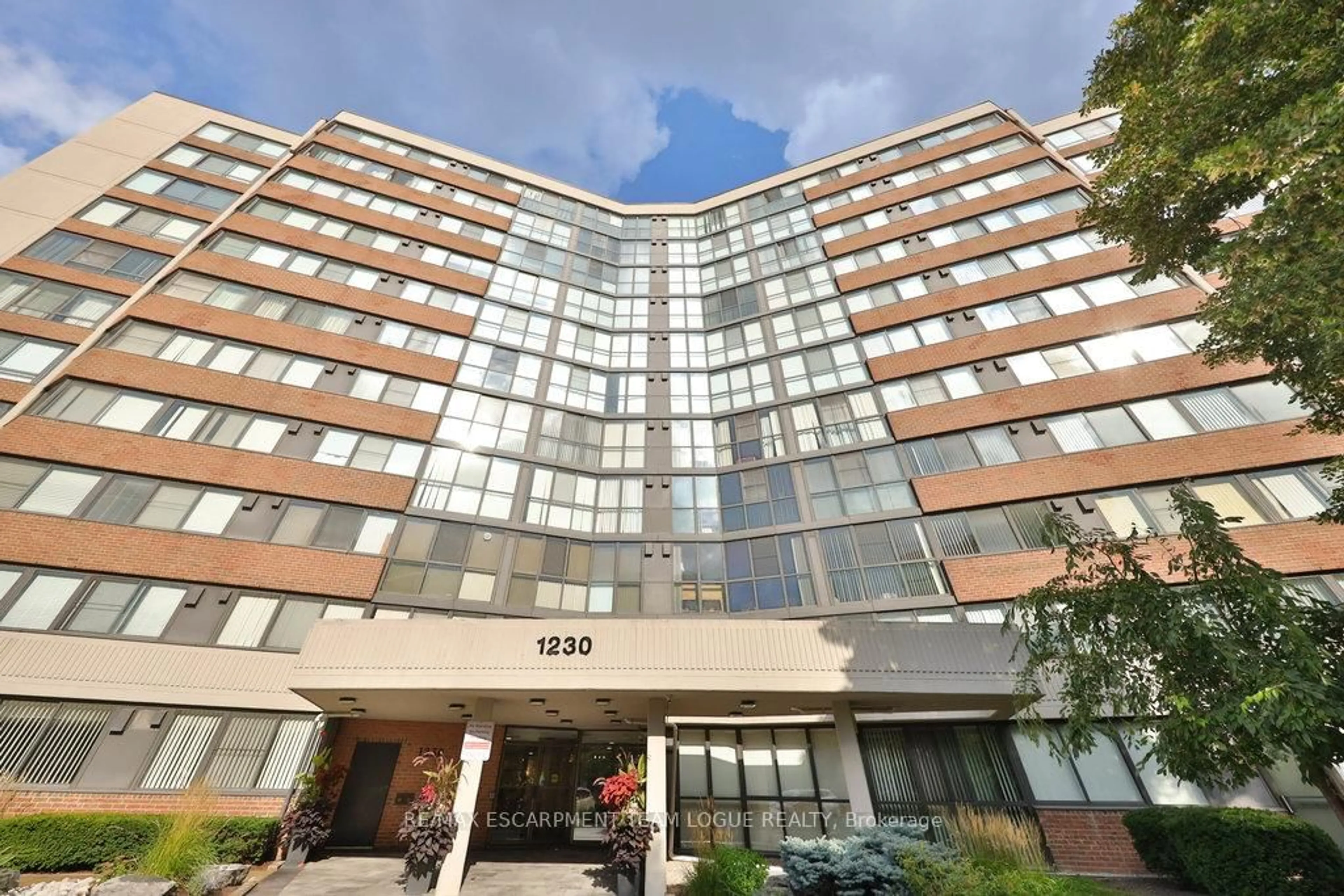 Indoor foyer for 1230 Marlborough Crt #305, Oakville Ontario L6H 3K6