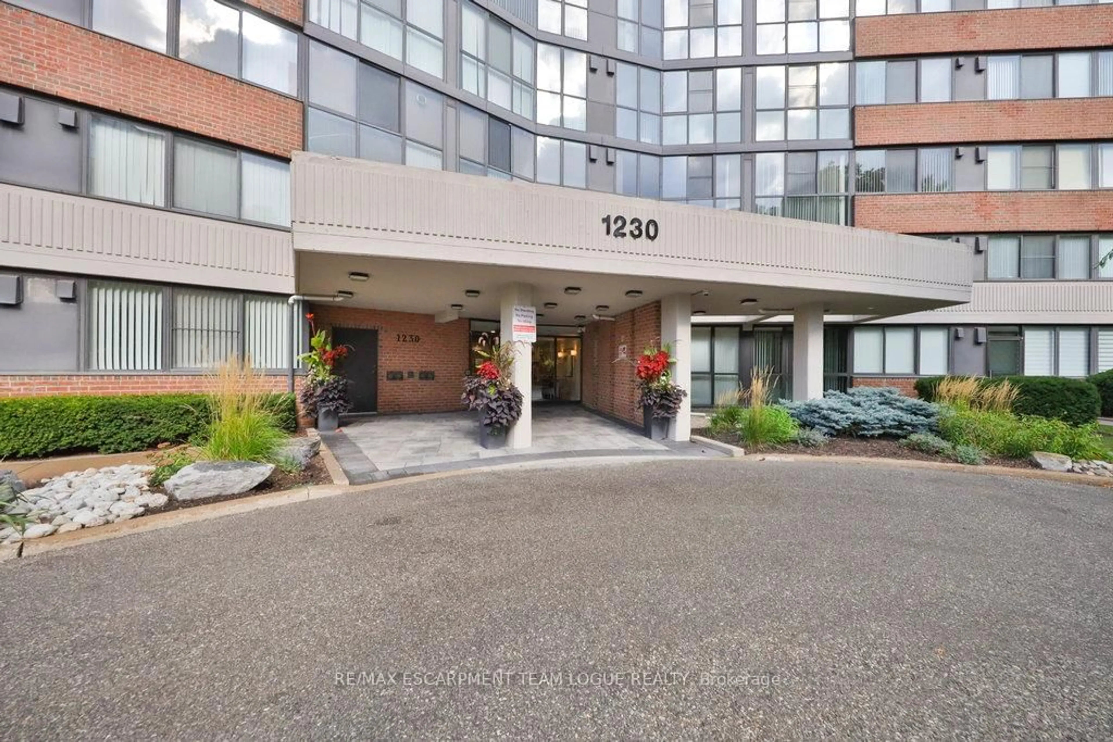 Indoor foyer for 1230 Marlborough Crt #305, Oakville Ontario L6H 3K6