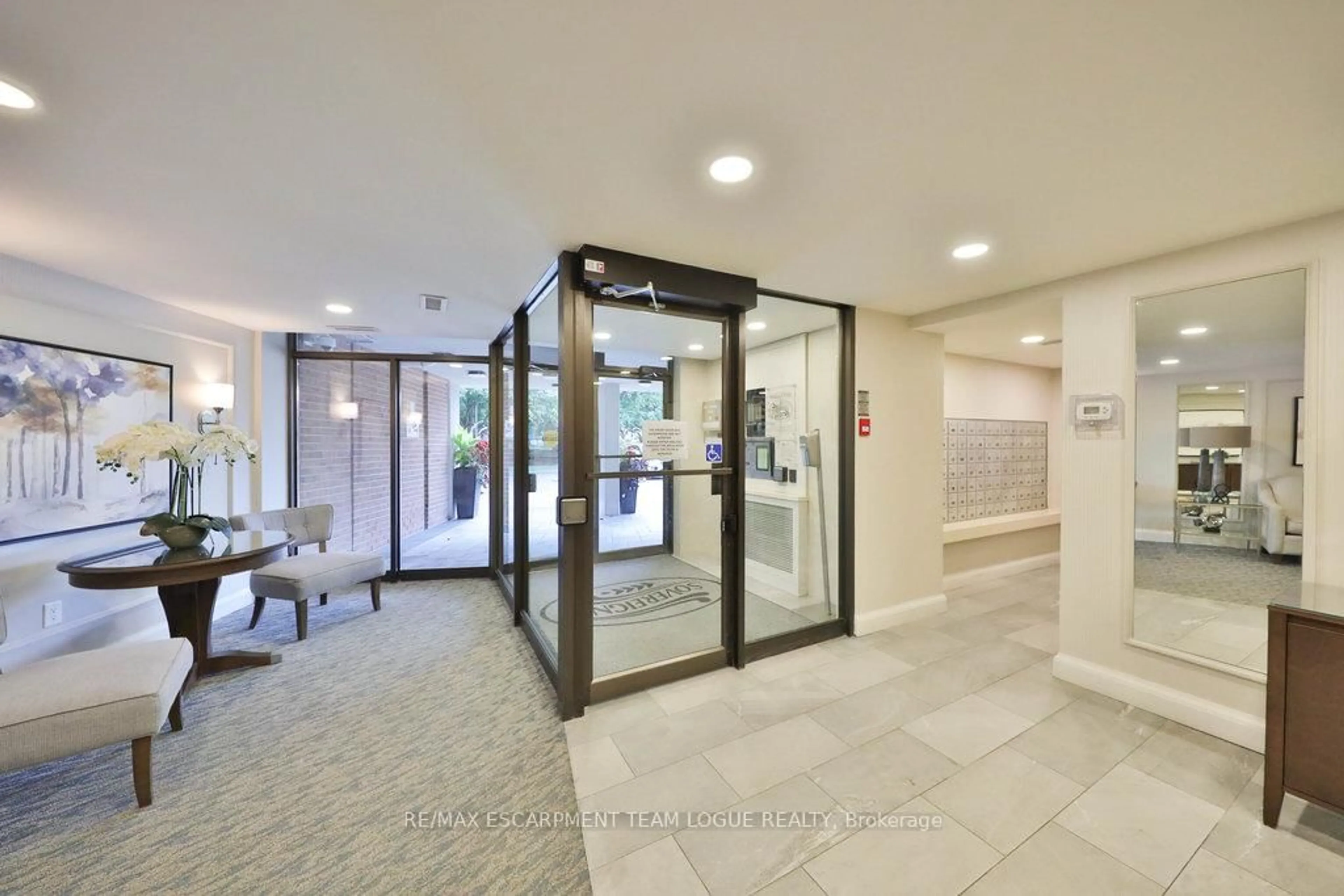 Indoor foyer for 1230 Marlborough Crt #305, Oakville Ontario L6H 3K6