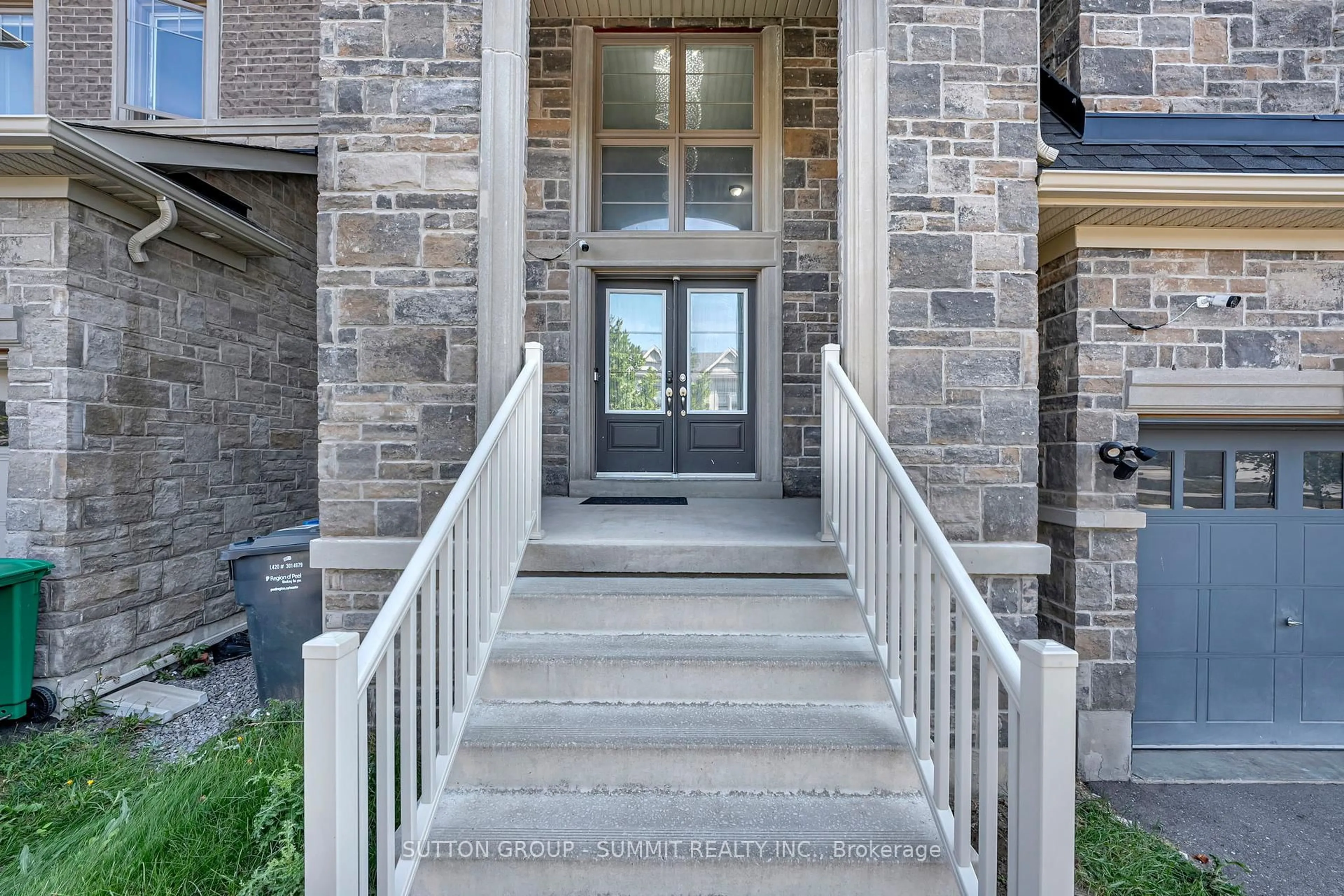 Indoor entryway for 15 Rolling Rock Way, Brampton Ontario L6Y 6H3
