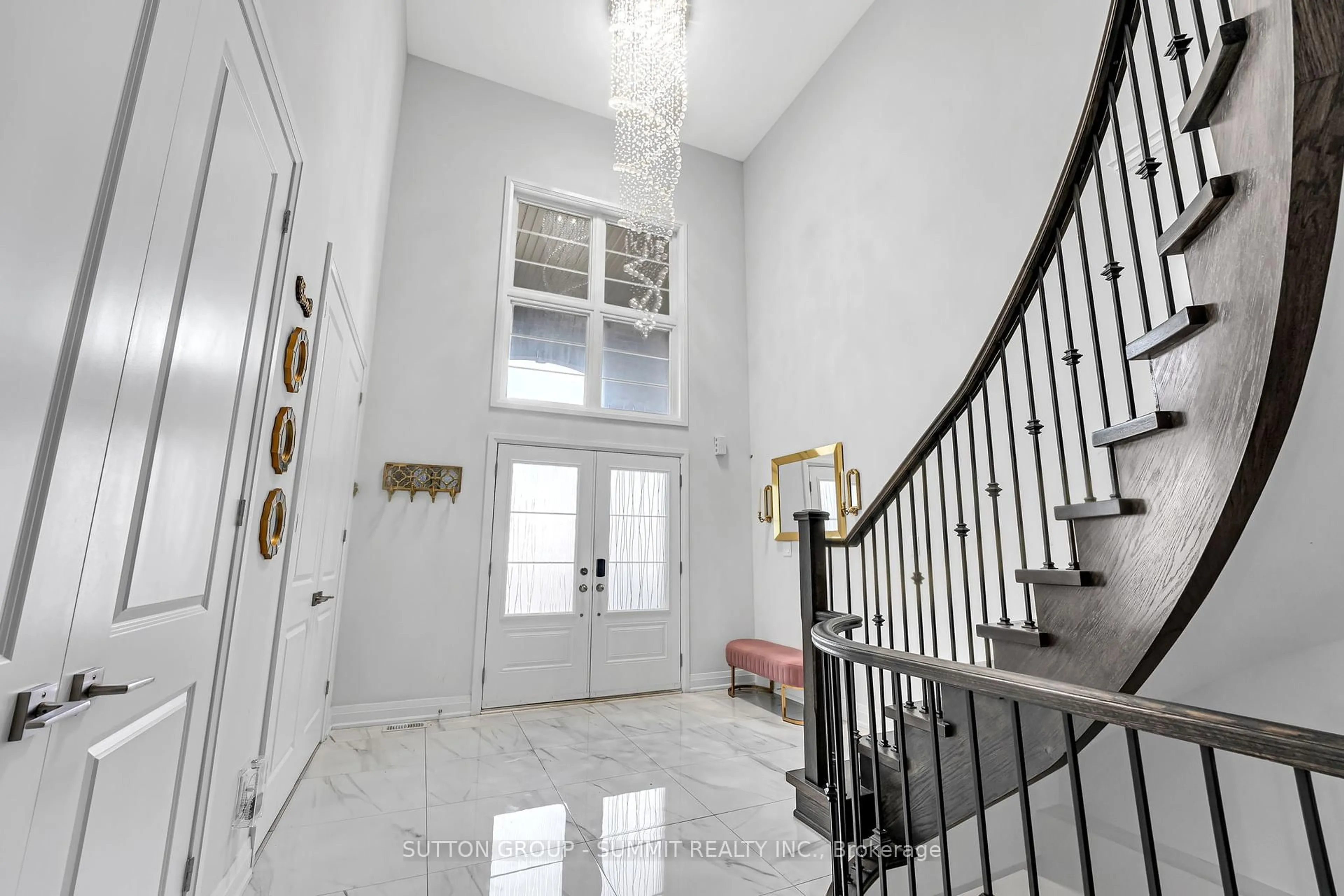 Indoor foyer for 15 Rolling Rock Way, Brampton Ontario L6Y 6H3