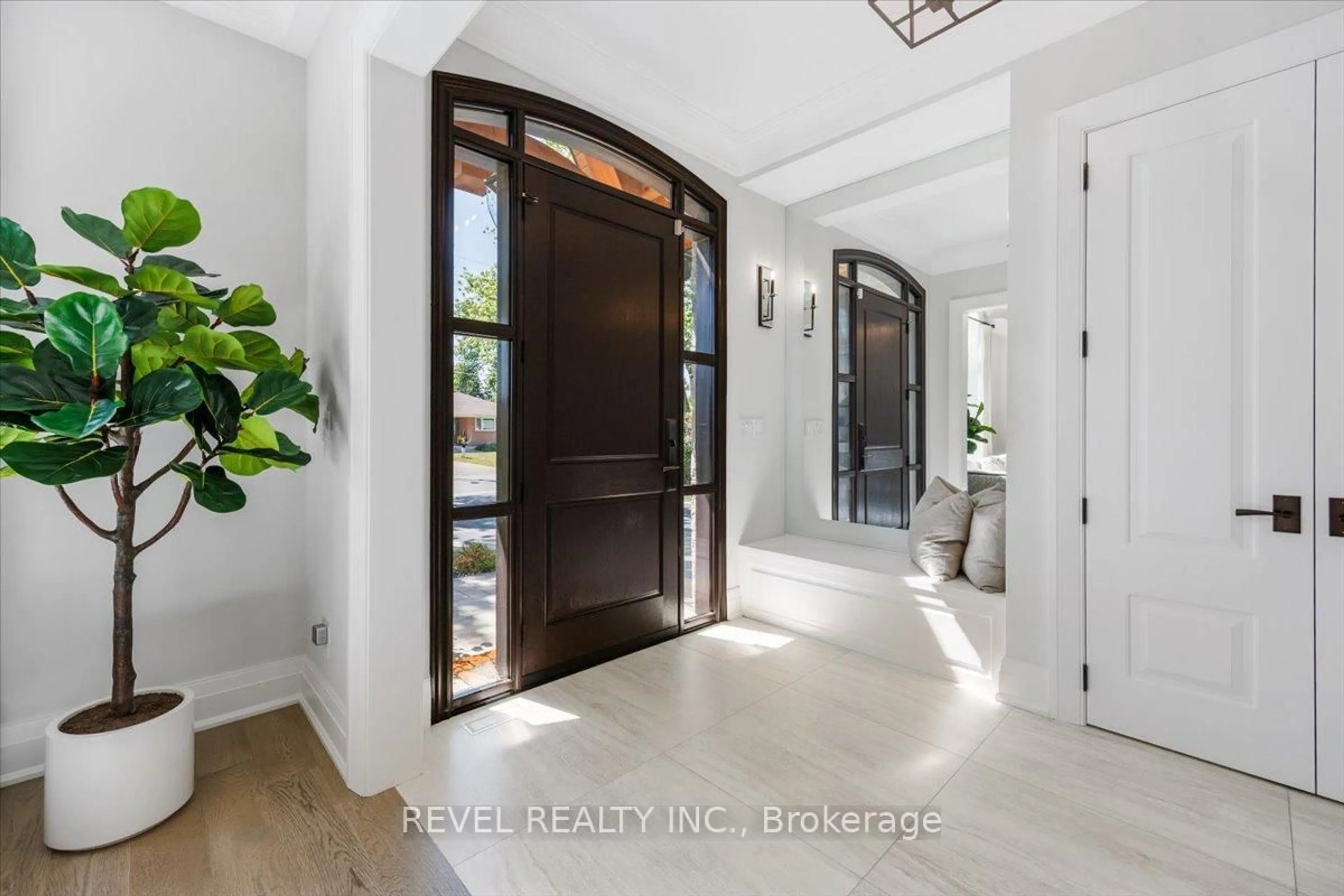 Indoor entryway for 493 Brookside Dr, Oakville Ontario L6K 1R4