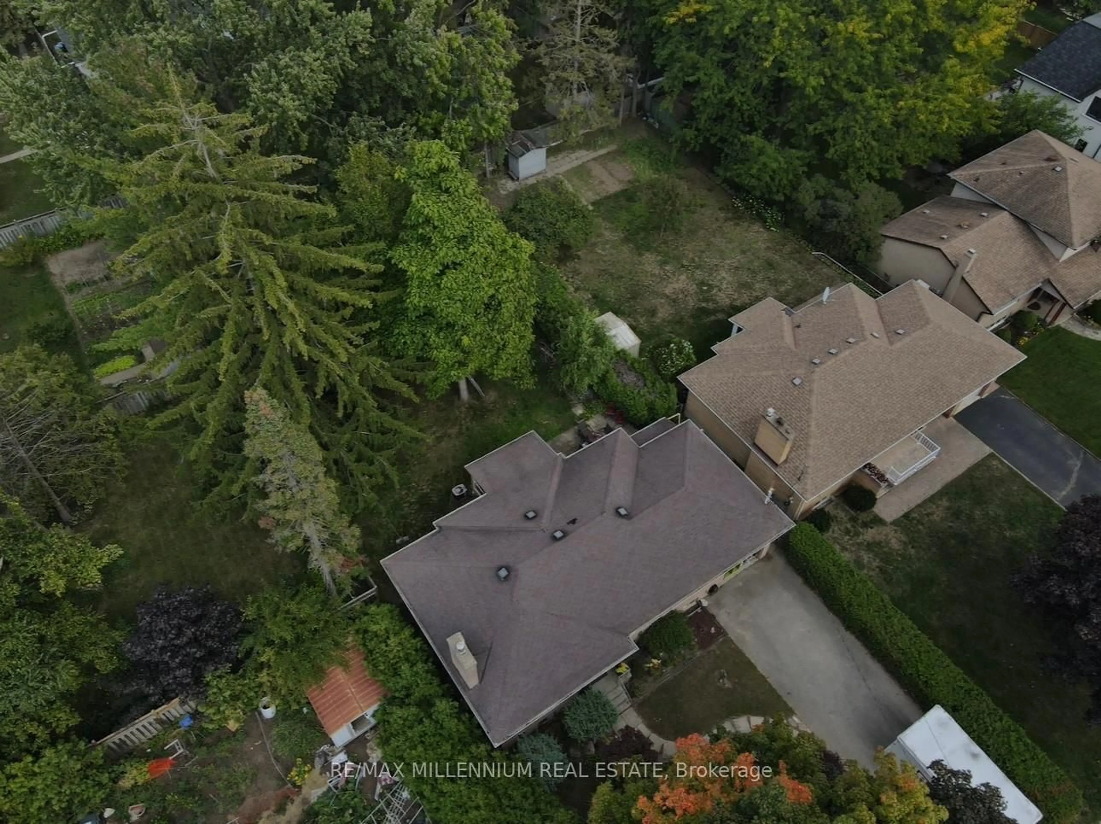A pic from outside/outdoor area/front of a property/back of a property/a pic from drone, forest/trees view for 2395 Edenhurst Dr, Mississauga Ontario L5A 2L1