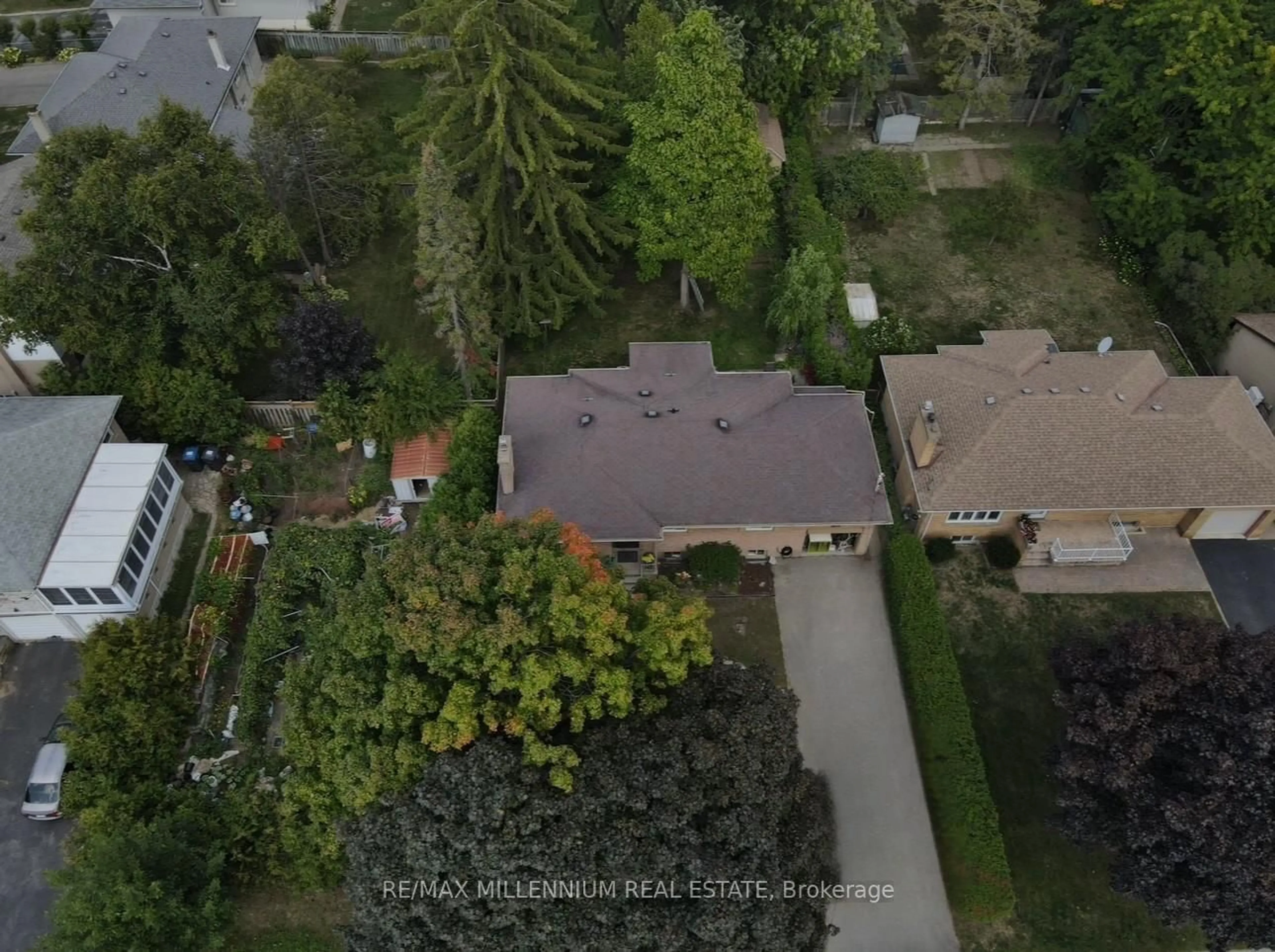 A pic from outside/outdoor area/front of a property/back of a property/a pic from drone, street for 2395 Edenhurst Dr, Mississauga Ontario L5A 2L1