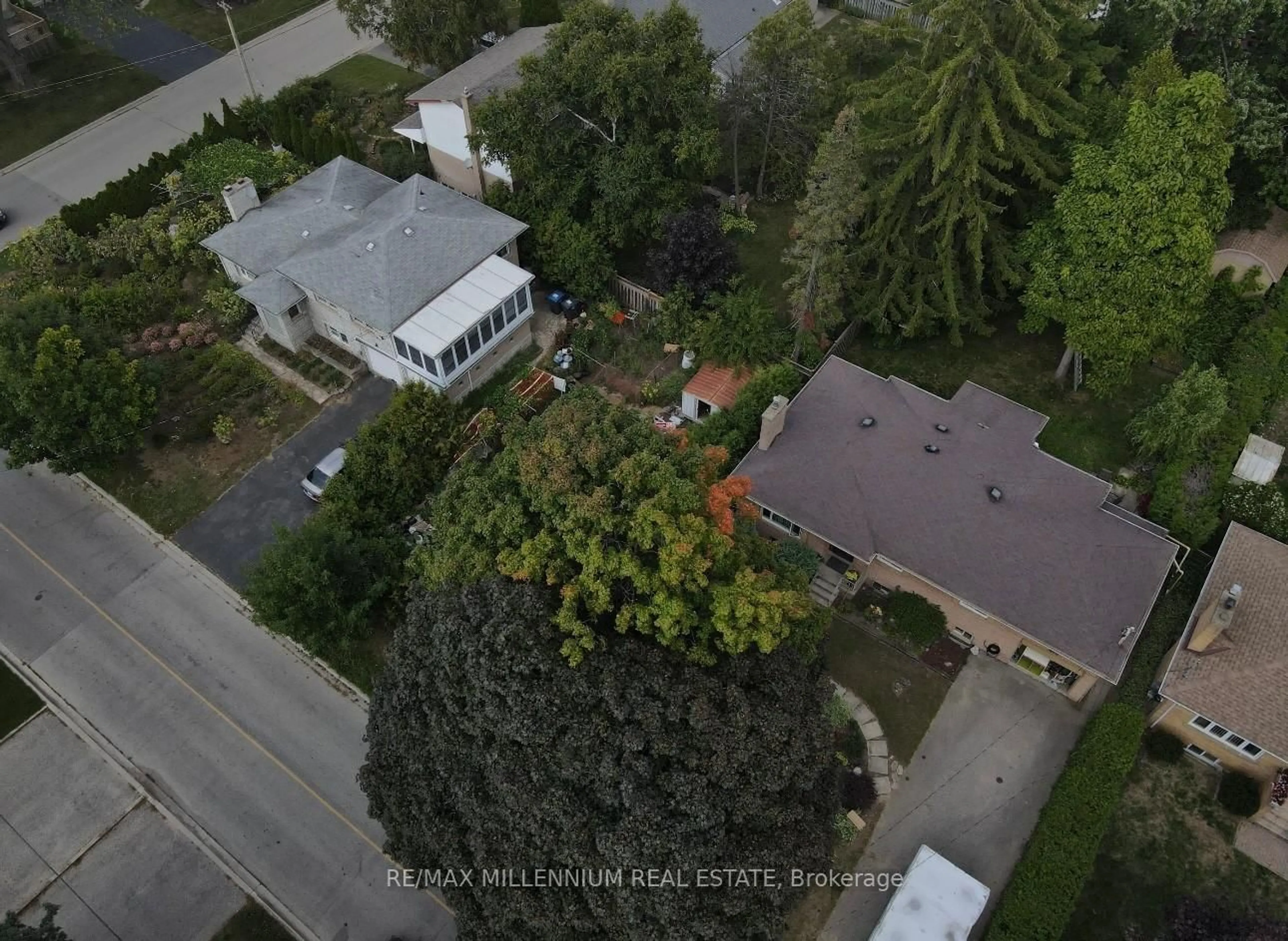 A pic from outside/outdoor area/front of a property/back of a property/a pic from drone, street for 2395 Edenhurst Dr, Mississauga Ontario L5A 2L1