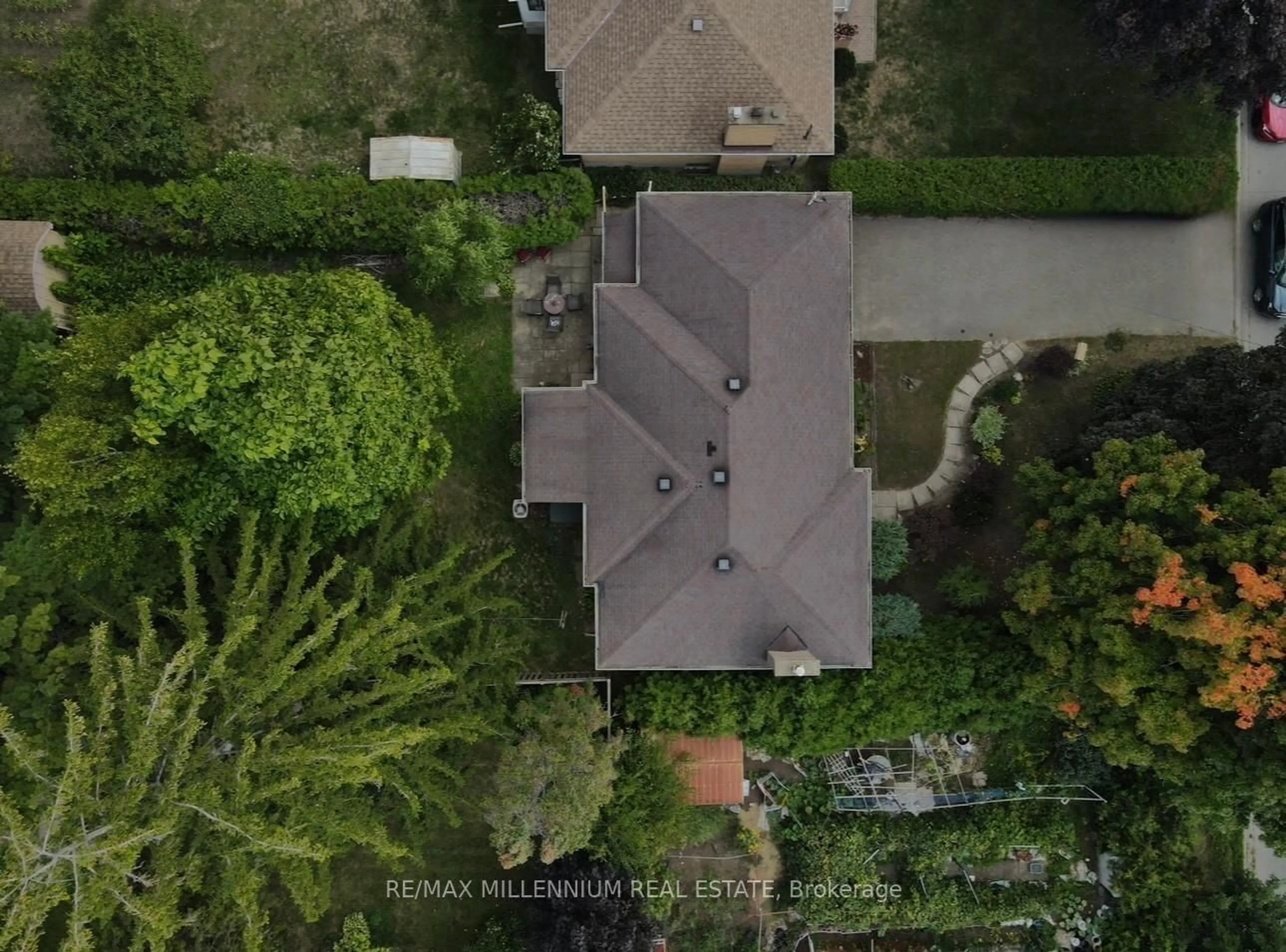 A pic from outside/outdoor area/front of a property/back of a property/a pic from drone, street for 2395 Edenhurst Dr, Mississauga Ontario L5A 2L1