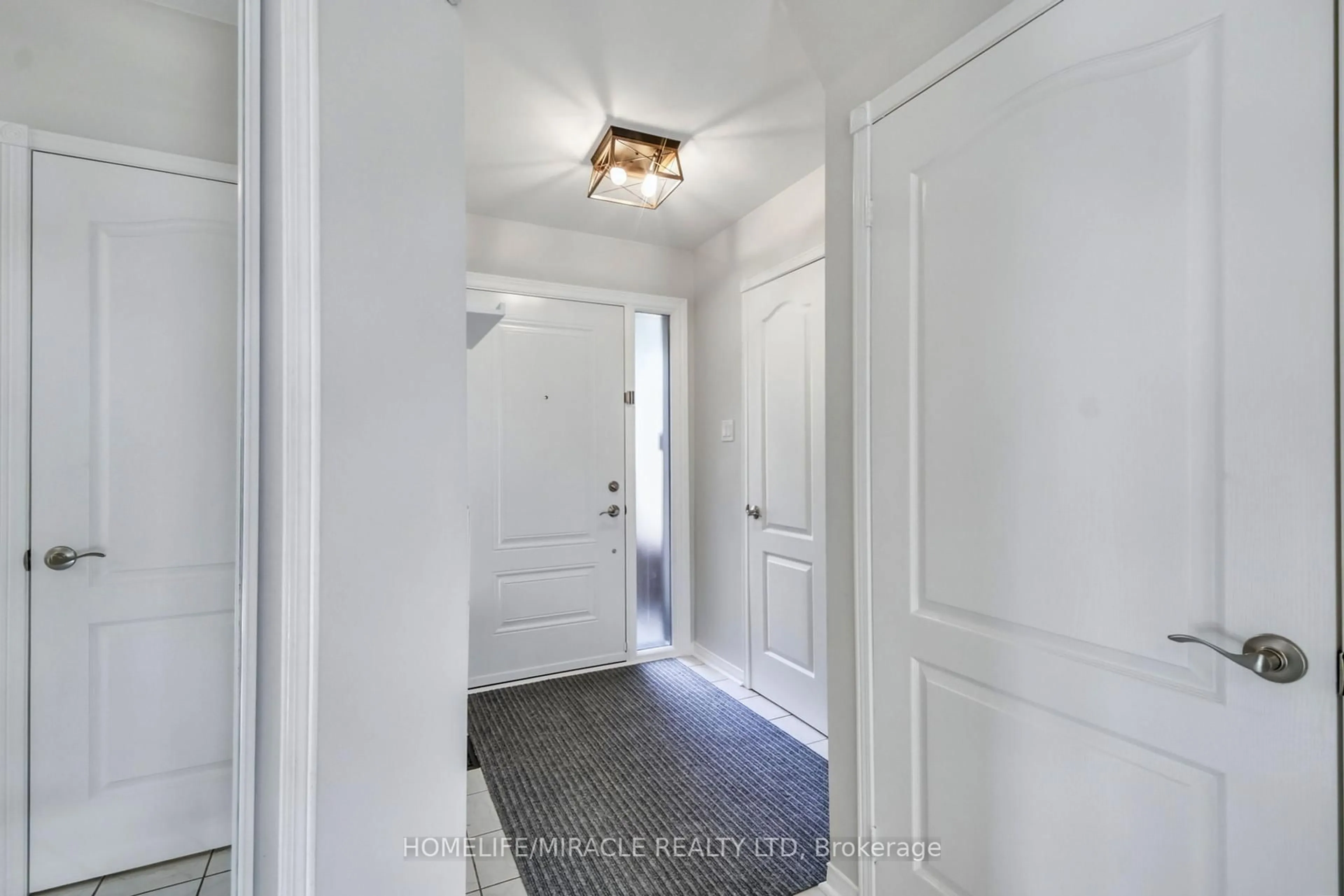 Indoor entryway for 373 Turnberry Cres, Mississauga Ontario L4Z 3W3