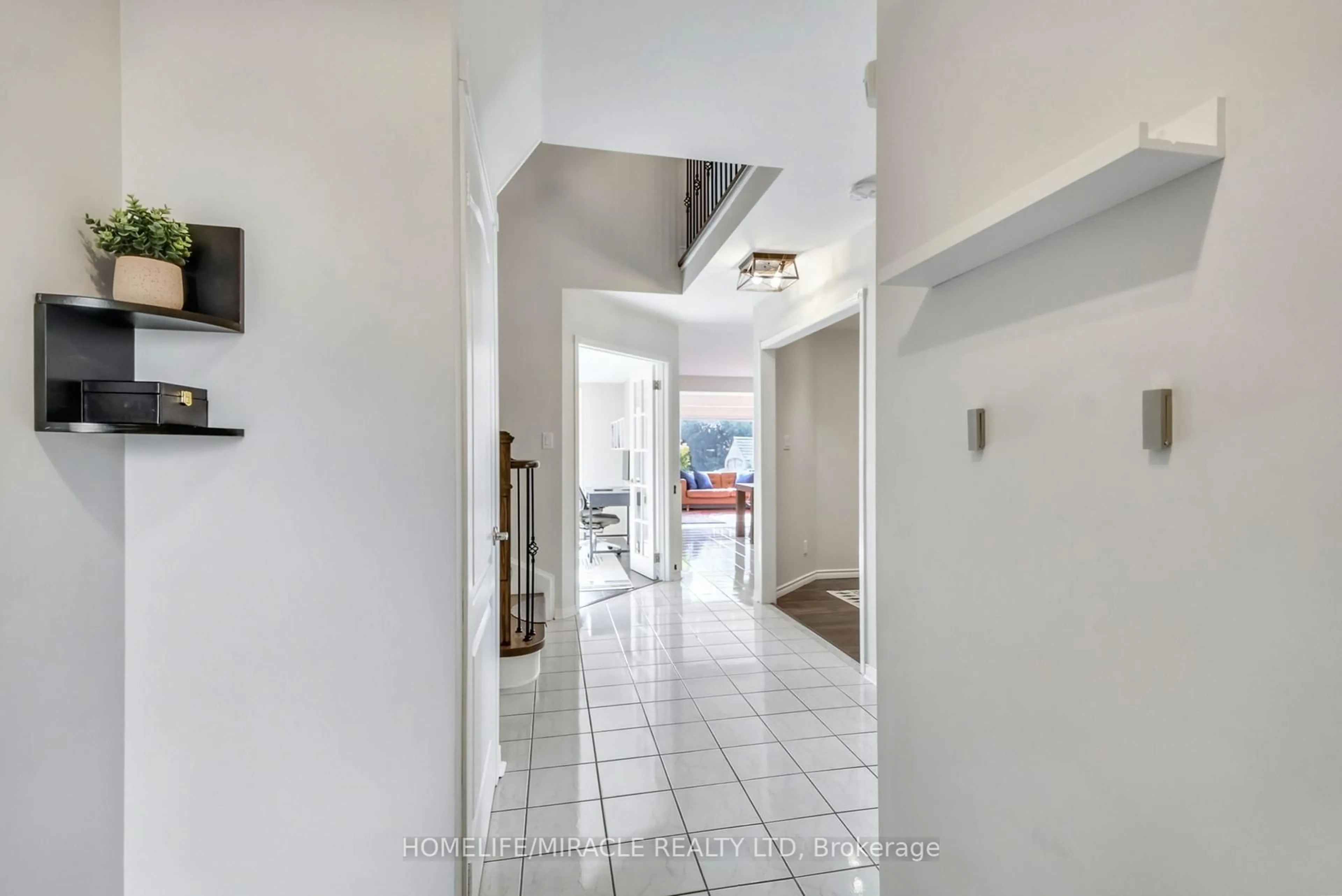Indoor foyer for 373 Turnberry Cres, Mississauga Ontario L4Z 3W3