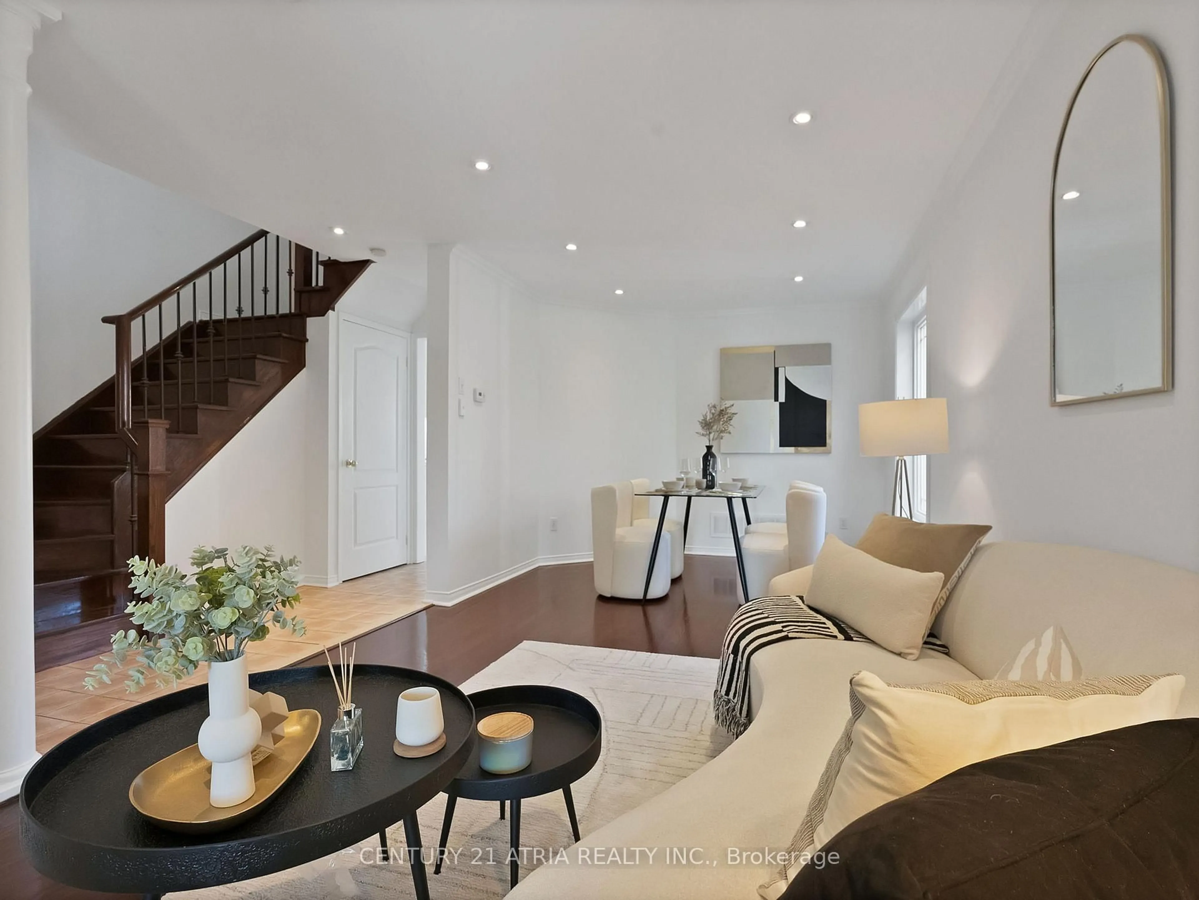 Living room with furniture, unknown for 459 Stonetree Crt, Mississauga Ontario L5B 4H3