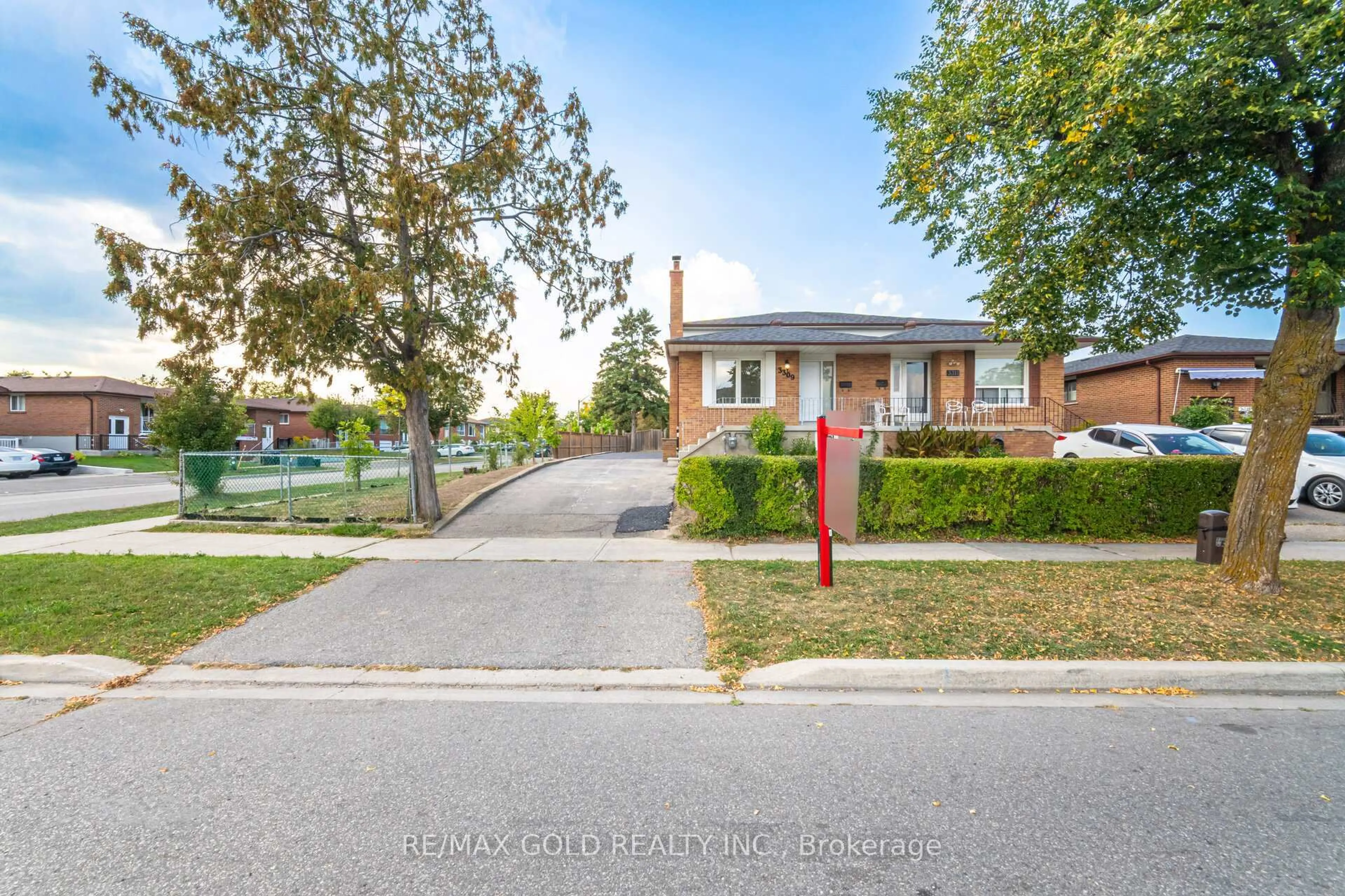 Home with brick exterior material, street for 3309 Jolliffe Ave, Mississauga Ontario L4T 1V6