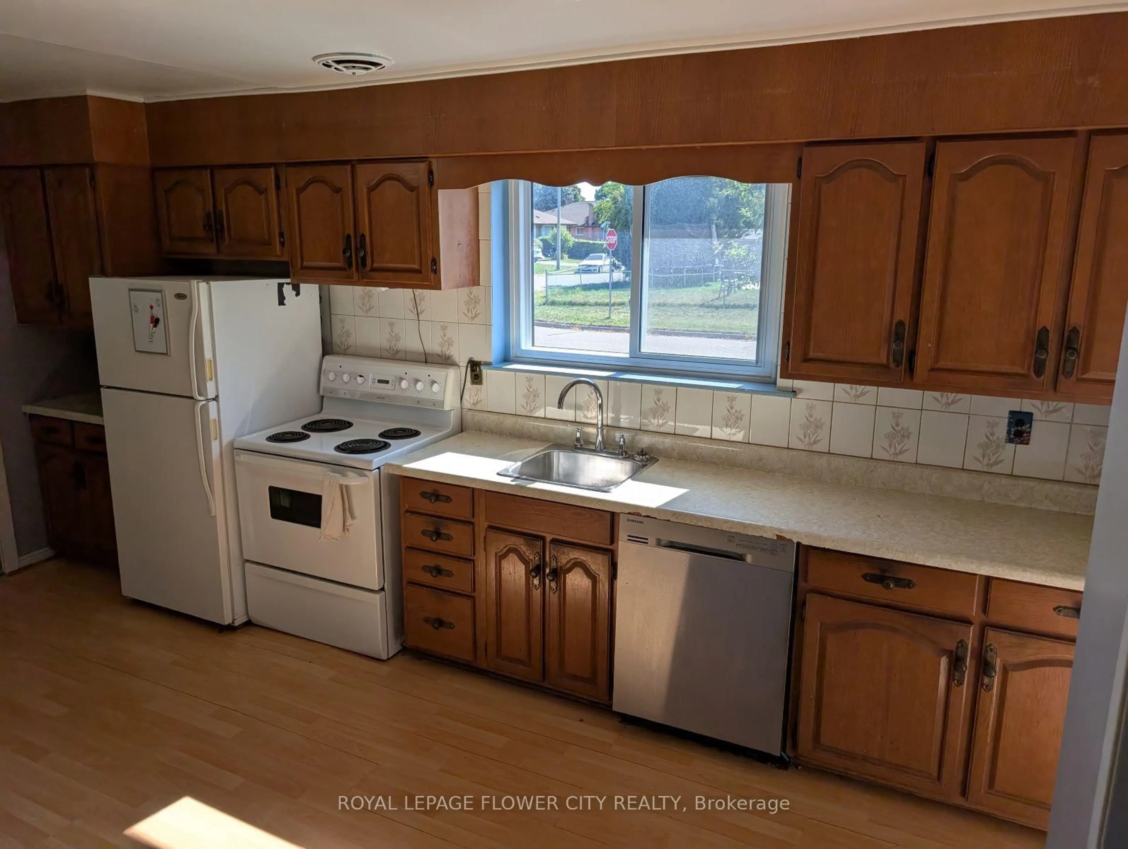 Standard kitchen, ceramic/tile floor for 8 Athlone Ave, Brampton Ontario L6T 2N7