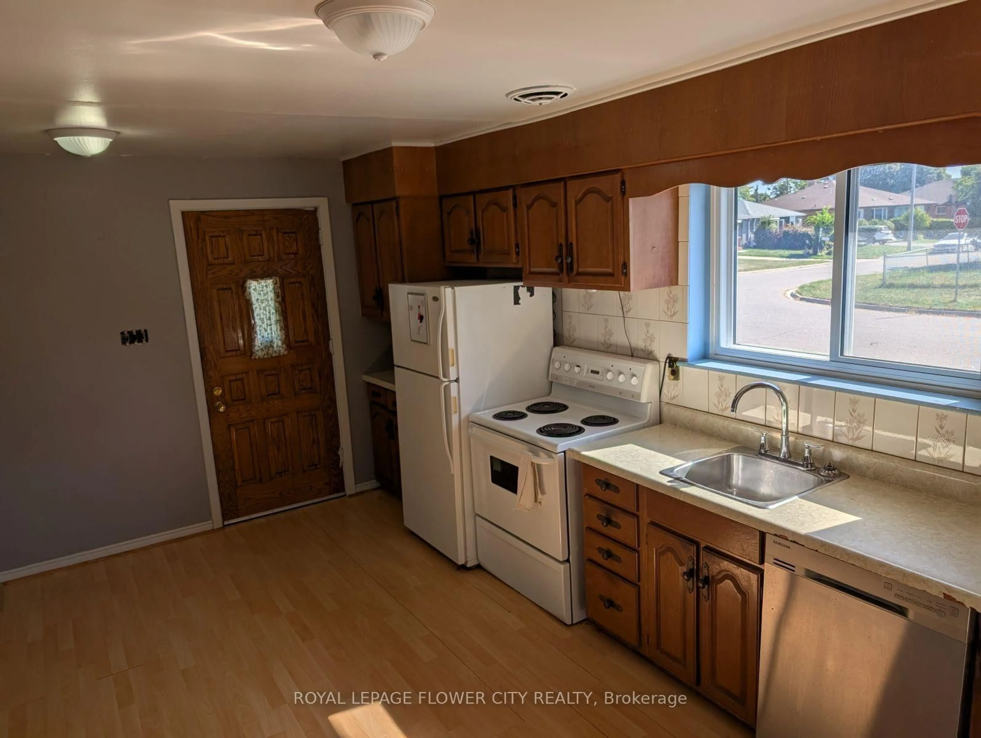Standard kitchen, unknown for 8 Athlone Ave, Brampton Ontario L6T 2N7