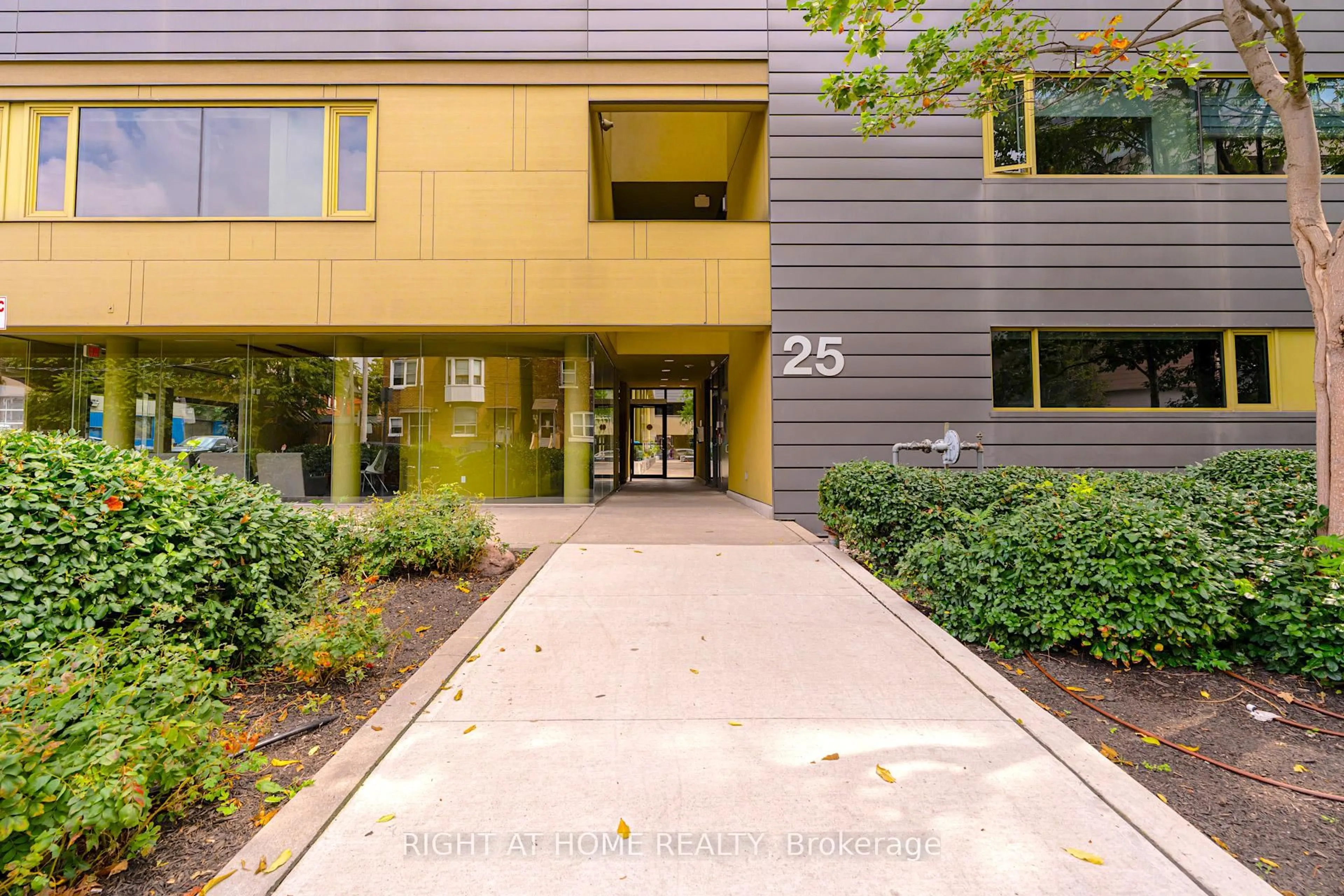 Indoor foyer for 25 Ritchie Ave #307, Toronto Ontario M6R 2J6