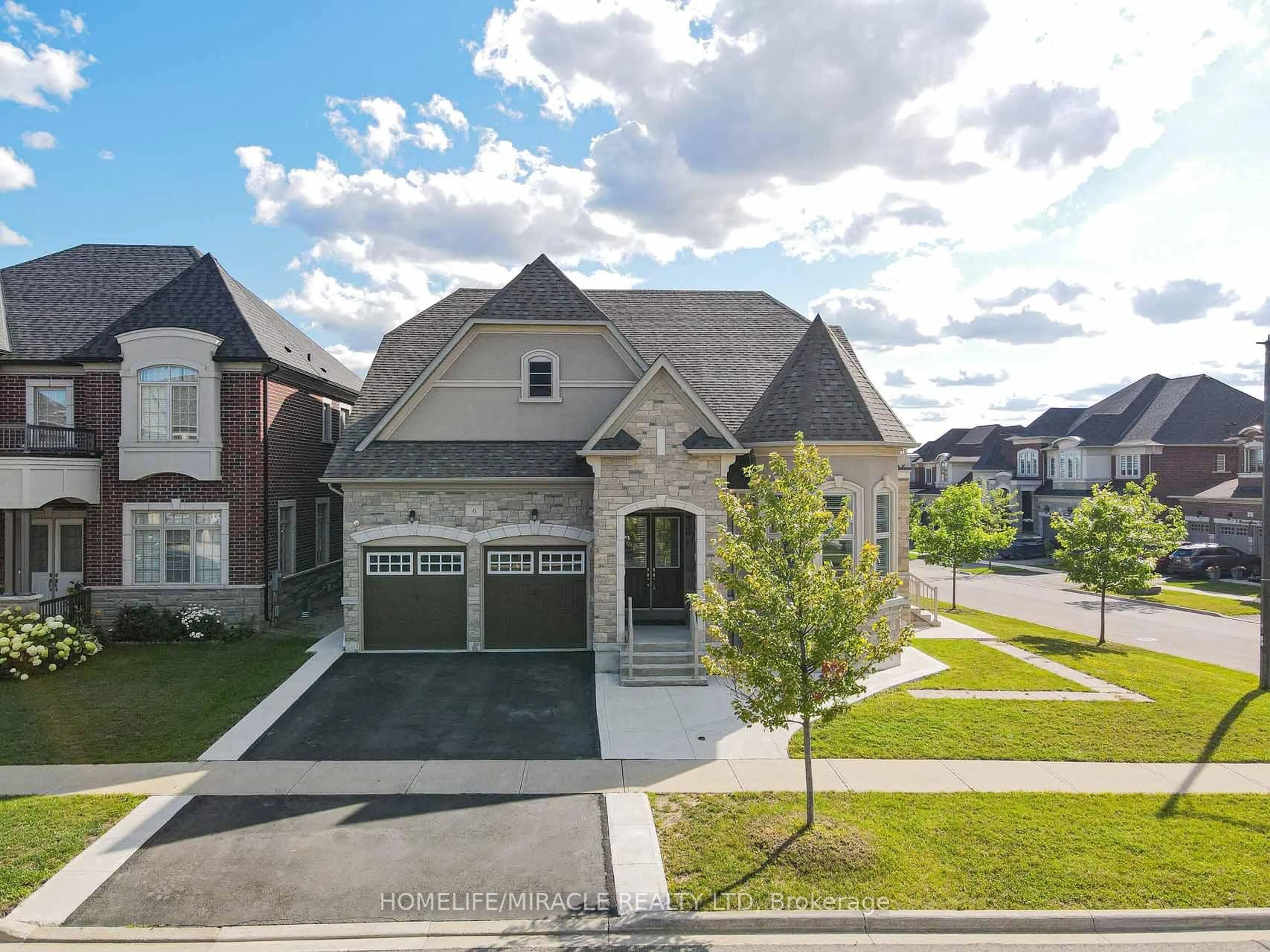 A pic from outside/outdoor area/front of a property/back of a property/a pic from drone, street for 6 Belladonna Circ, Brampton Ontario L6P 4B9