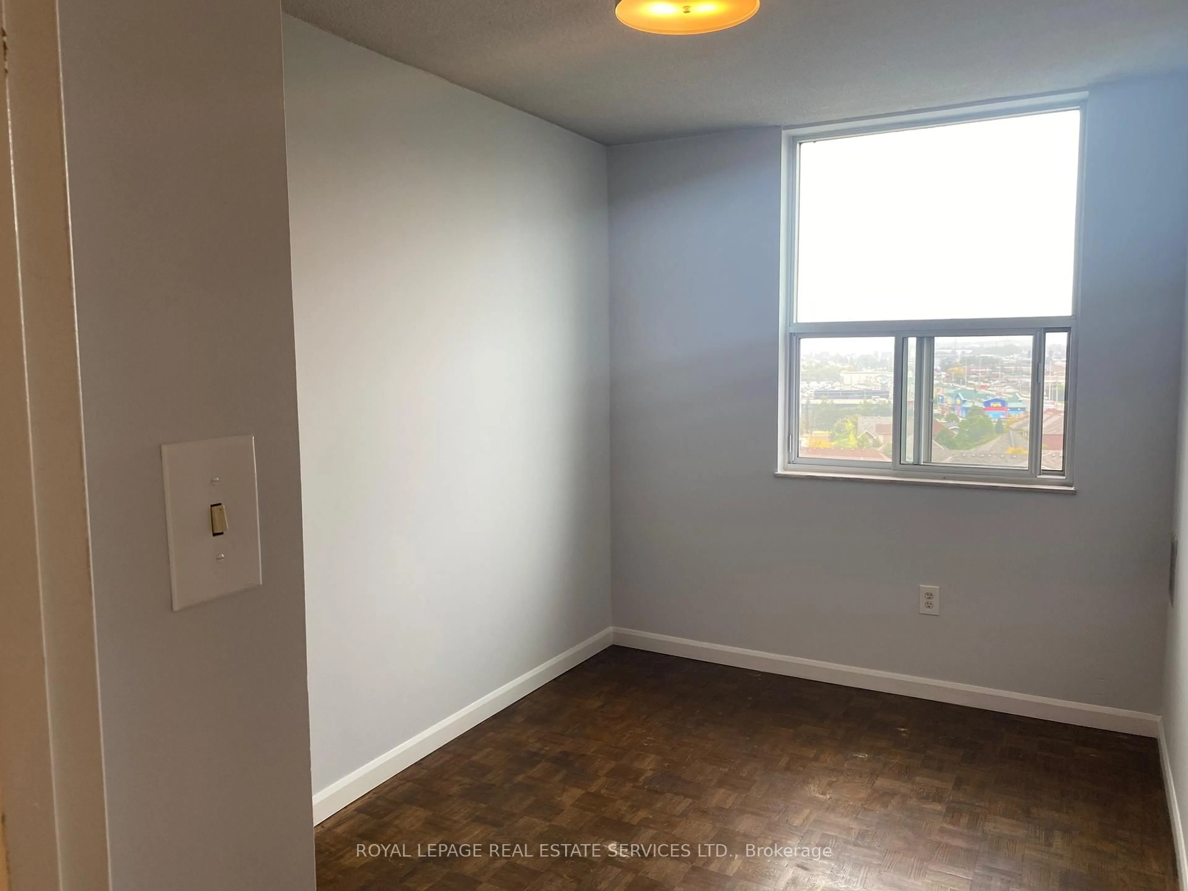 A pic of a room for 966 Inverhouse Dr #1005, Mississauga Ontario L5J 4B6