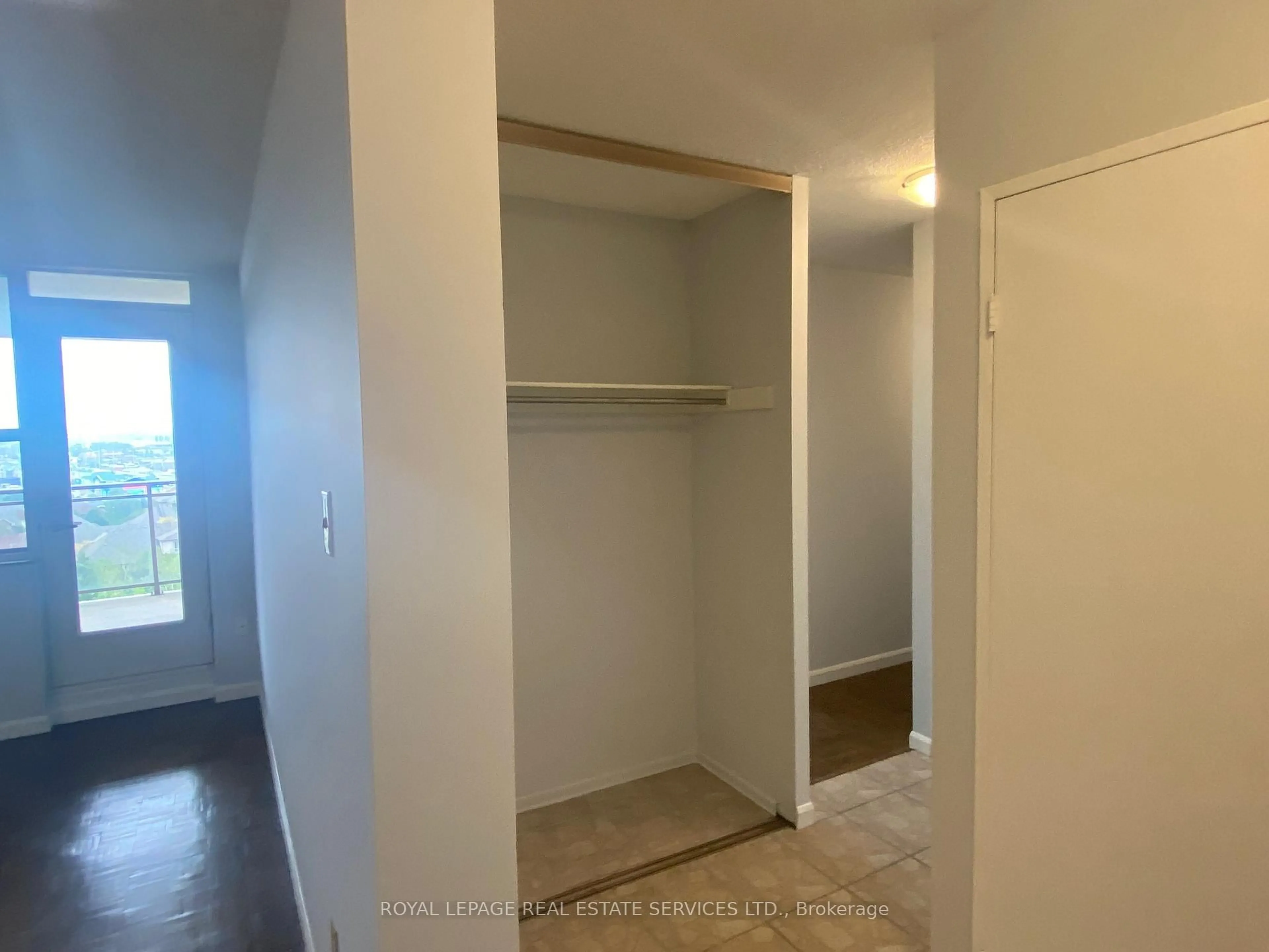 Storage room or clothes room or walk-in closet for 966 Inverhouse Dr #1005, Mississauga Ontario L5J 4B6