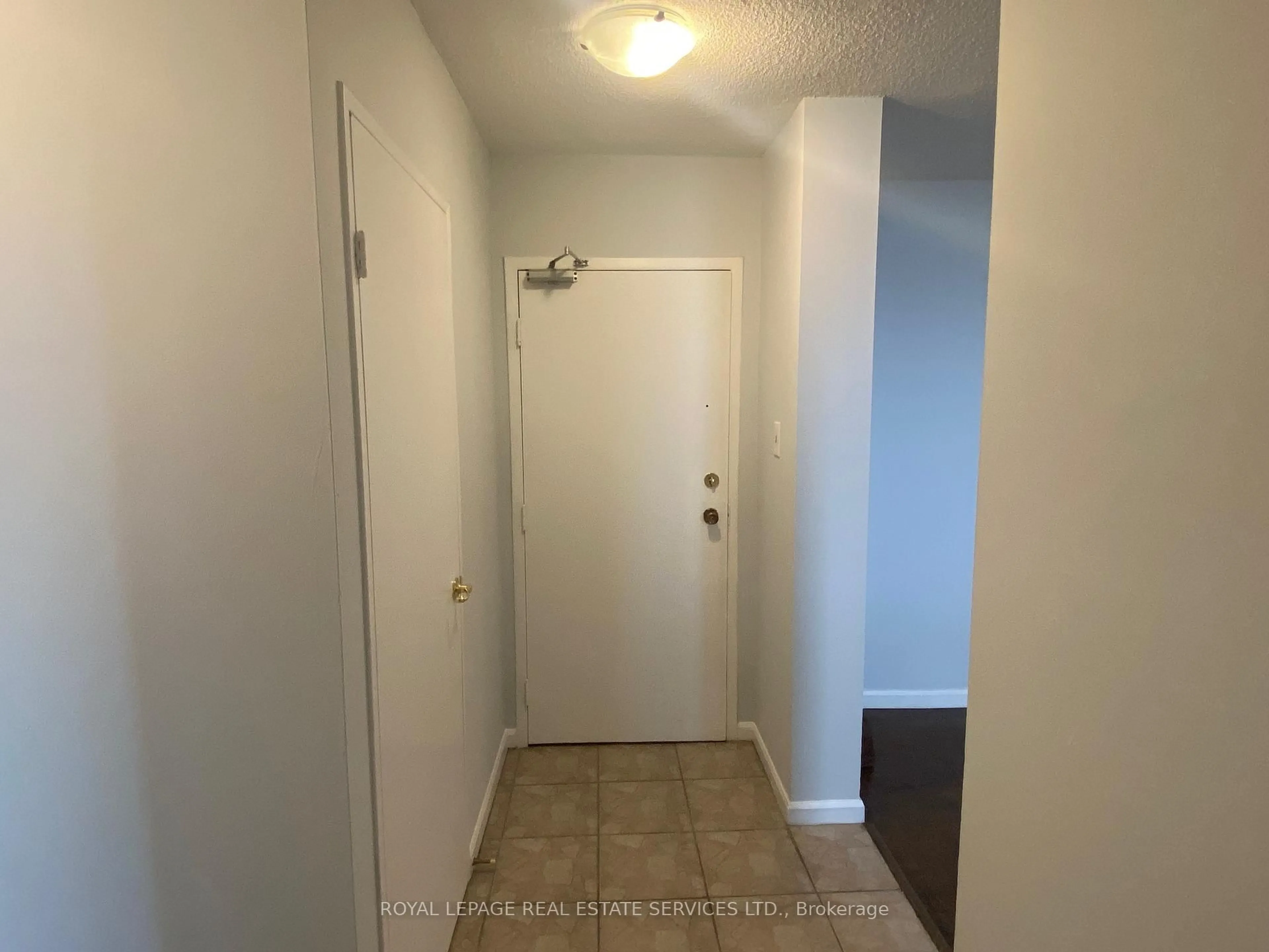 Indoor entryway for 966 Inverhouse Dr #1005, Mississauga Ontario L5J 4B6
