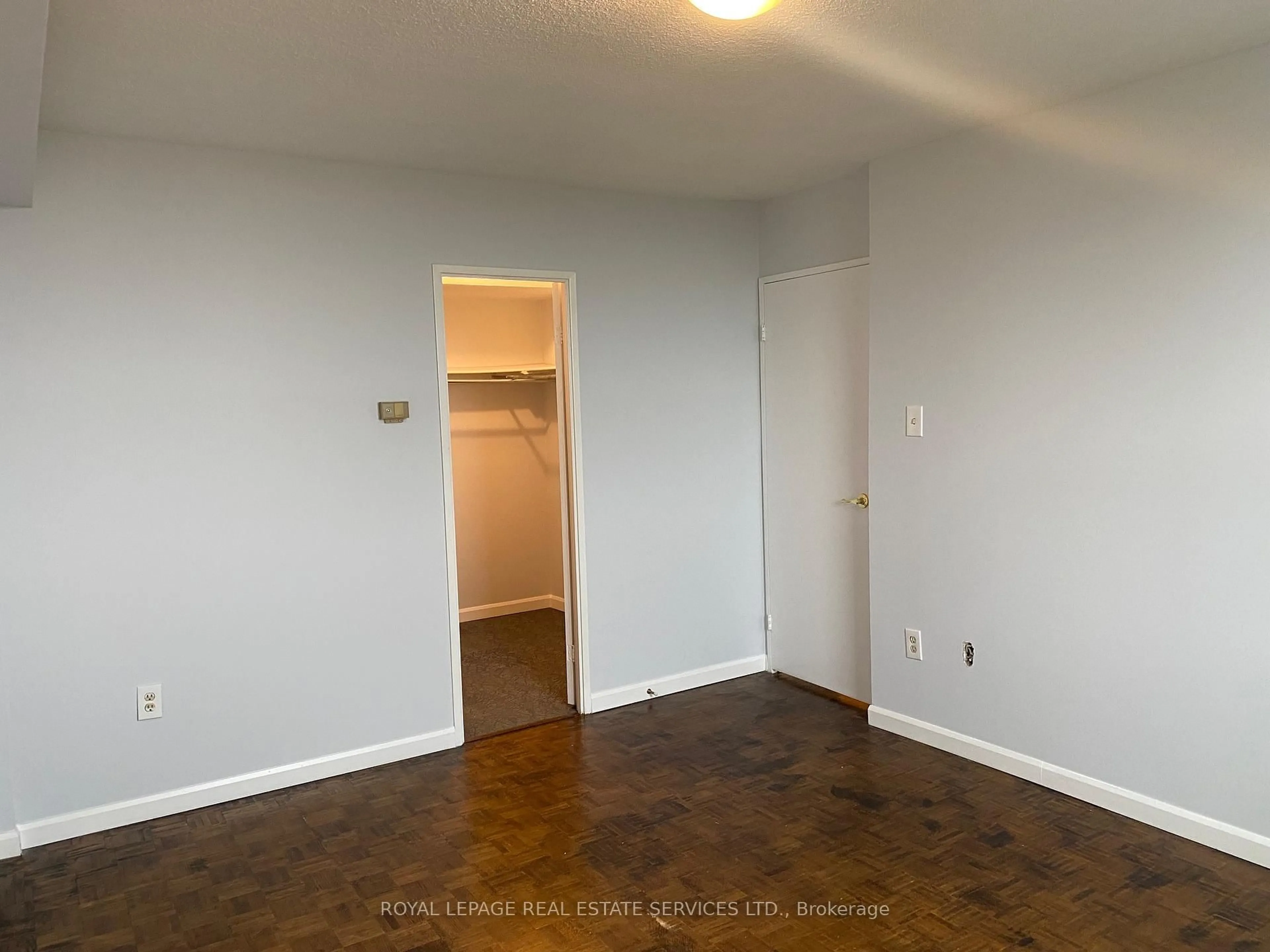 A pic of a room for 966 Inverhouse Dr #1005, Mississauga Ontario L5J 4B6